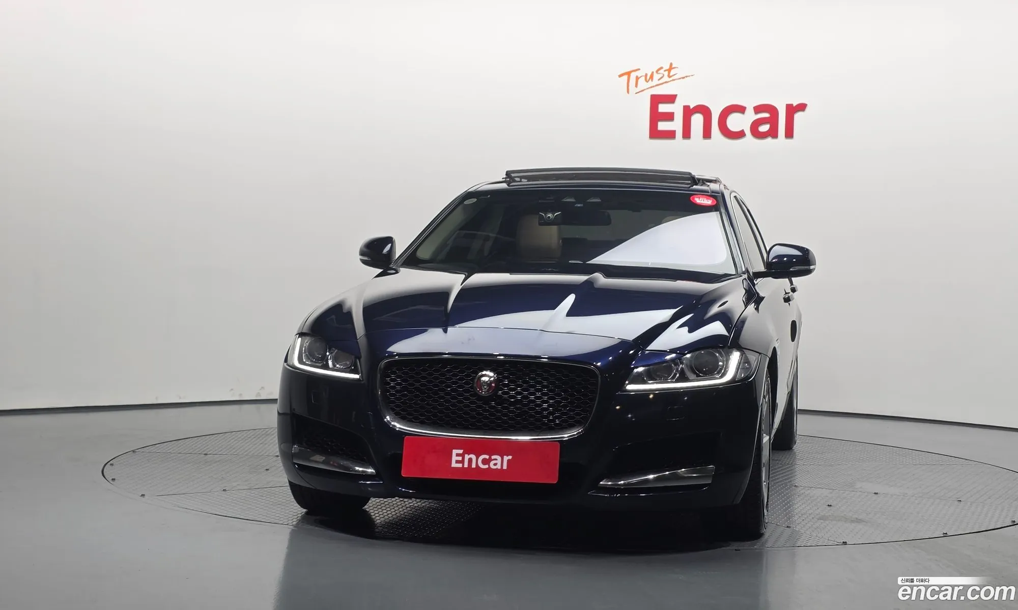 Jaguar XF 2018 — 19