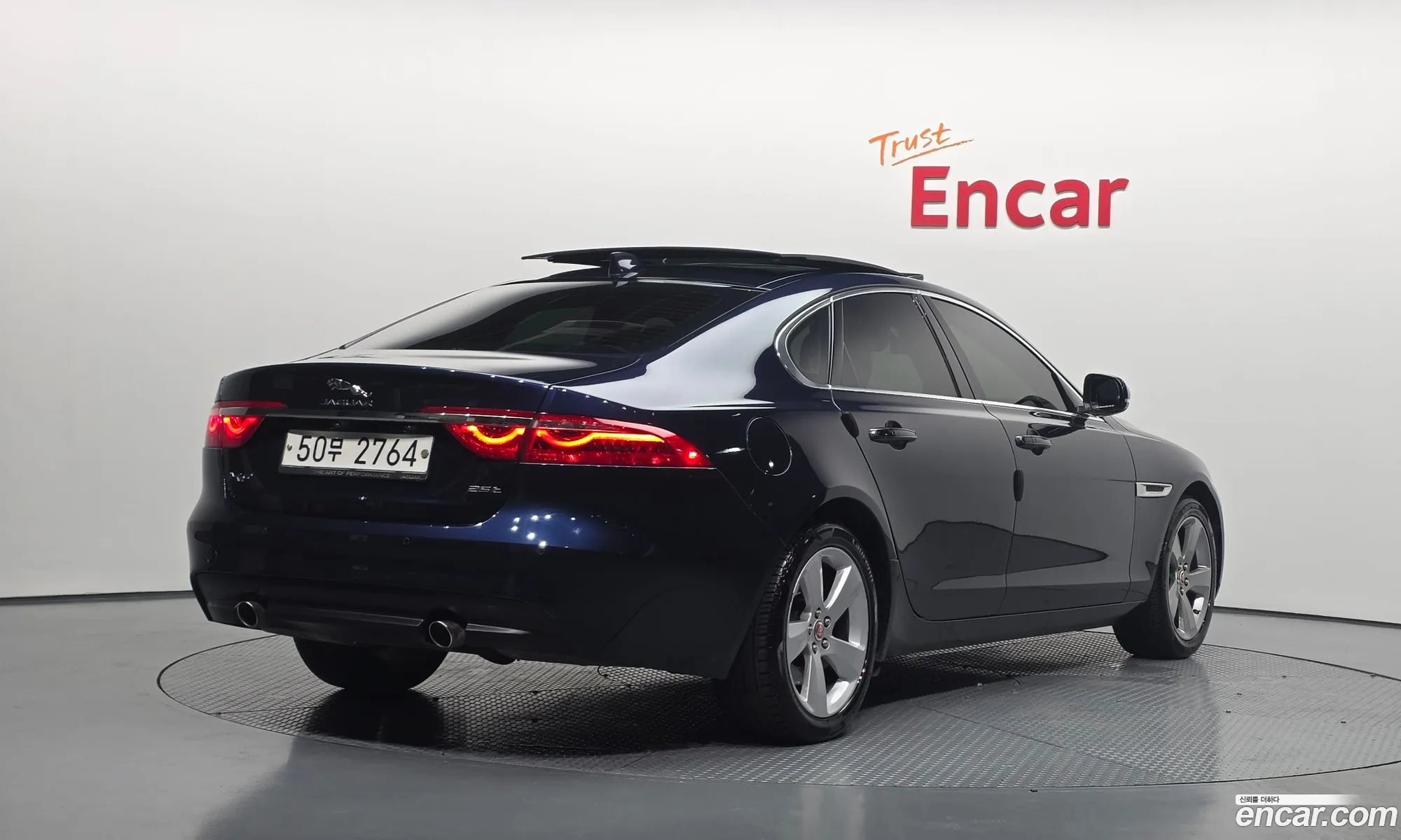 Jaguar XF 2018 — 12