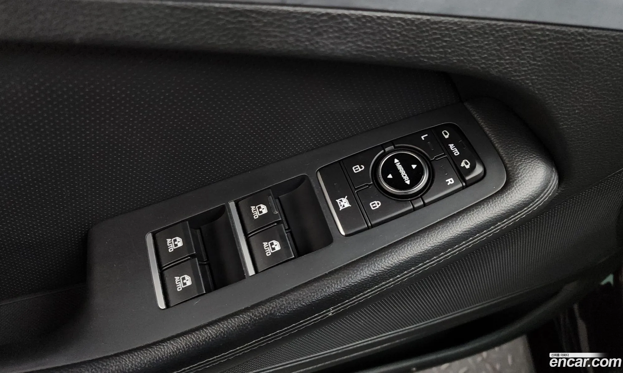 Genesis G80 2017 KMHGL41DDHU232806 — 28