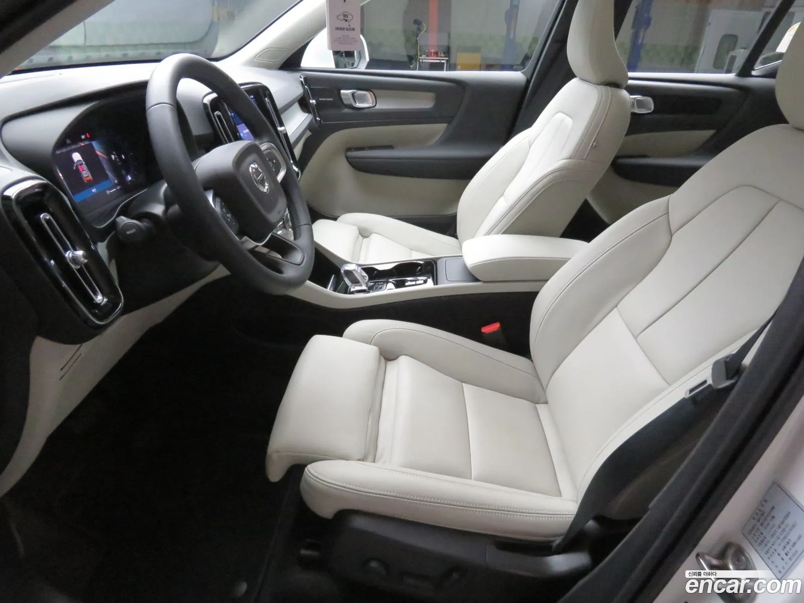 Volvo XC40 2025 — 4