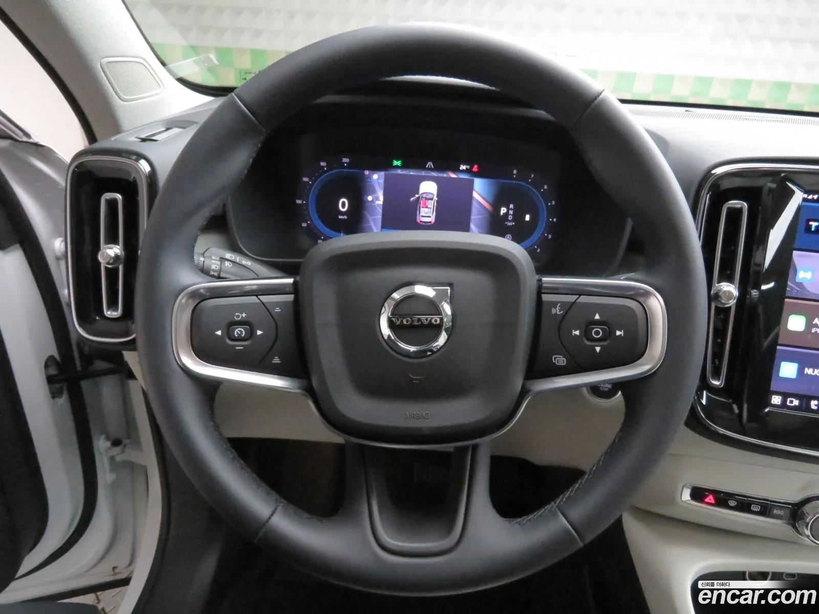 Volvo XC40 2025 — 2