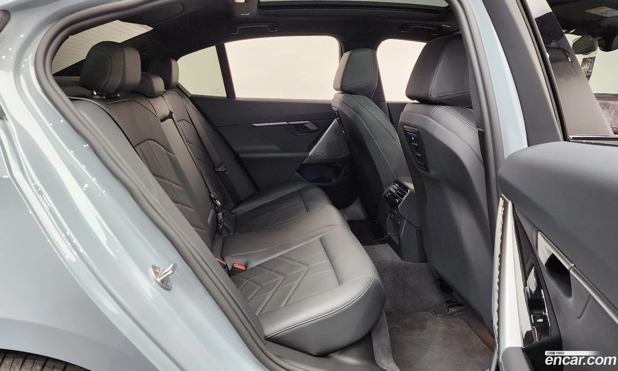 BMW 5 Series 2025 WBA21FJ02SCV18570 — 28