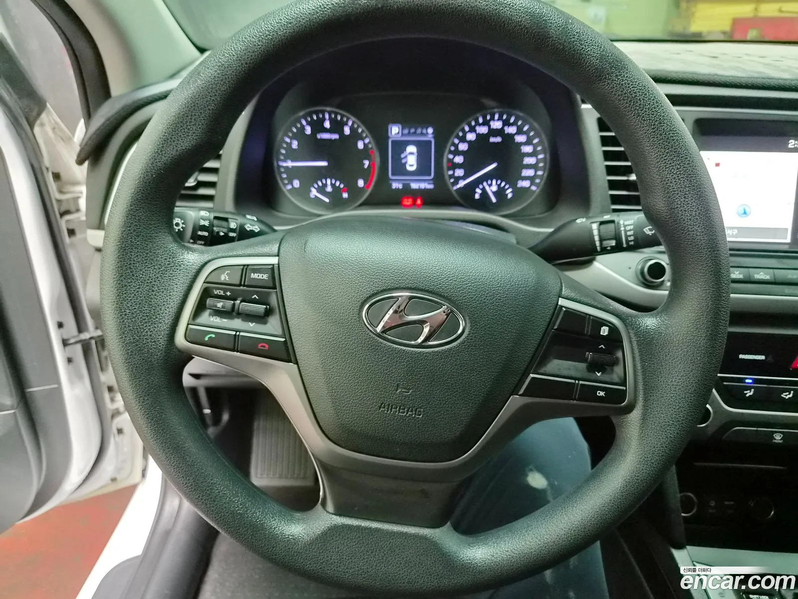 Hyundai Elantra AD 2017 — 12