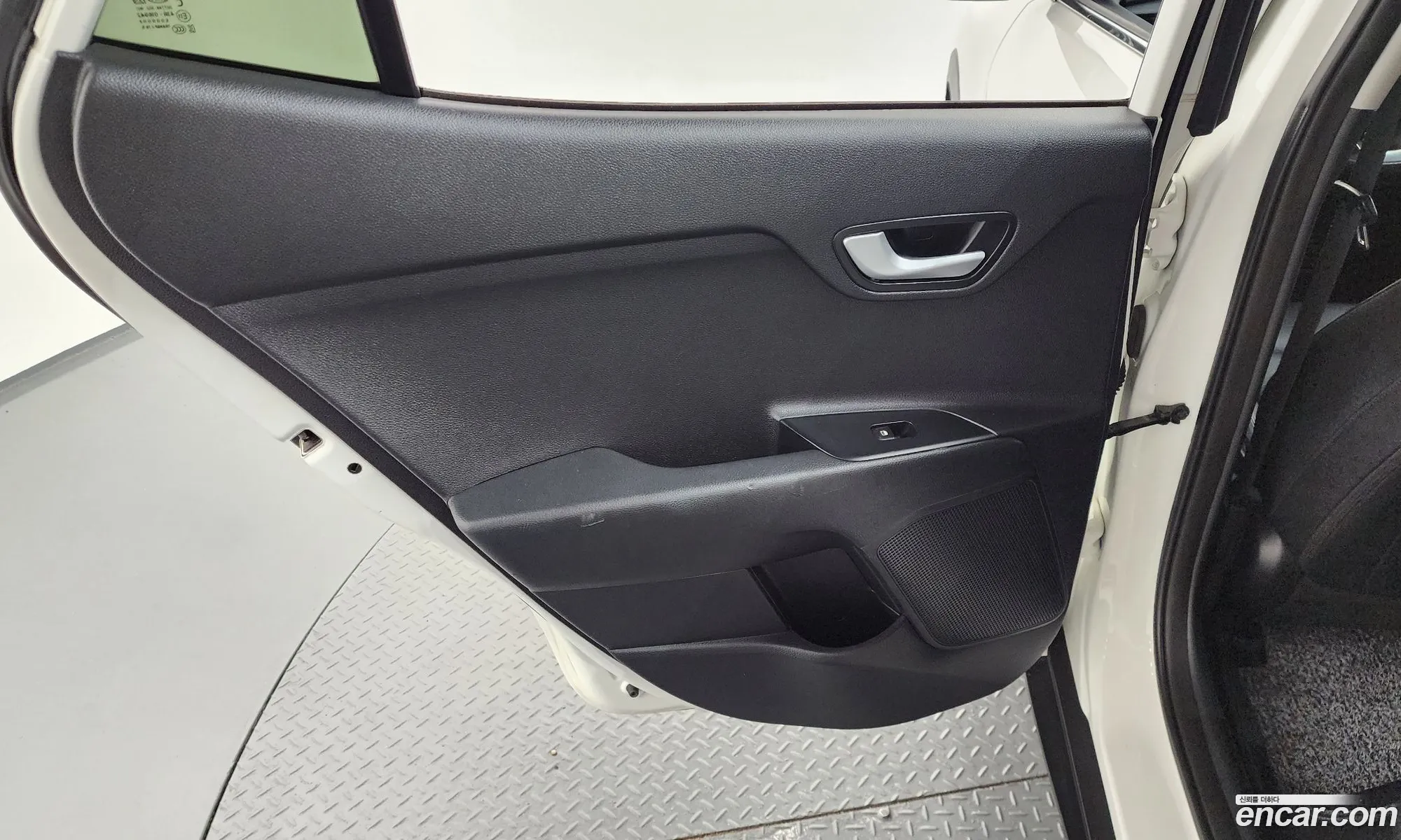 Kia Stonic 2018 KNADE815GJS211788 — 29