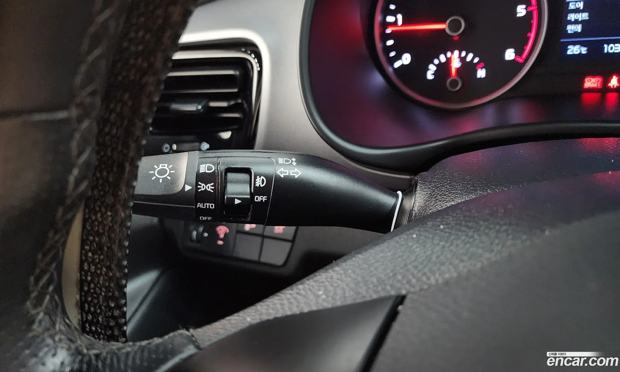 Kia Stonic 2018 KNADE815GJS211788 — 4
