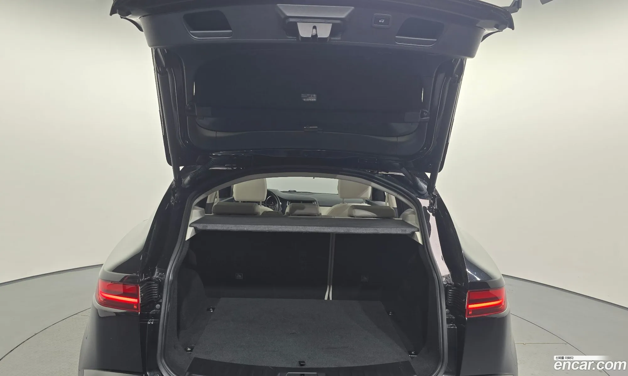Jaguar E-Pace 2018 SADFA2BX0J1Z29215 — 15