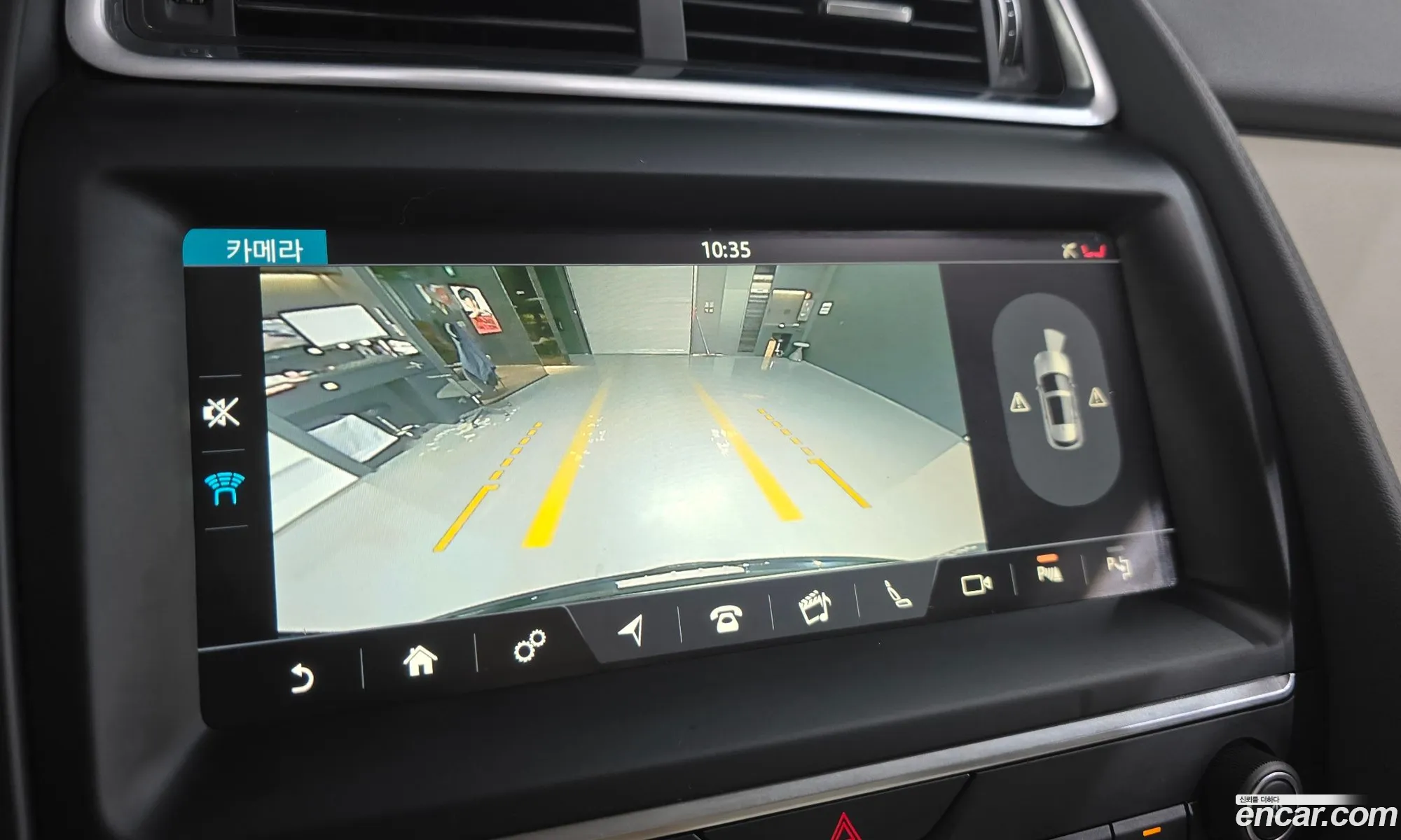 Jaguar E-Pace 2018 SADFA2BX0J1Z29215 — 19