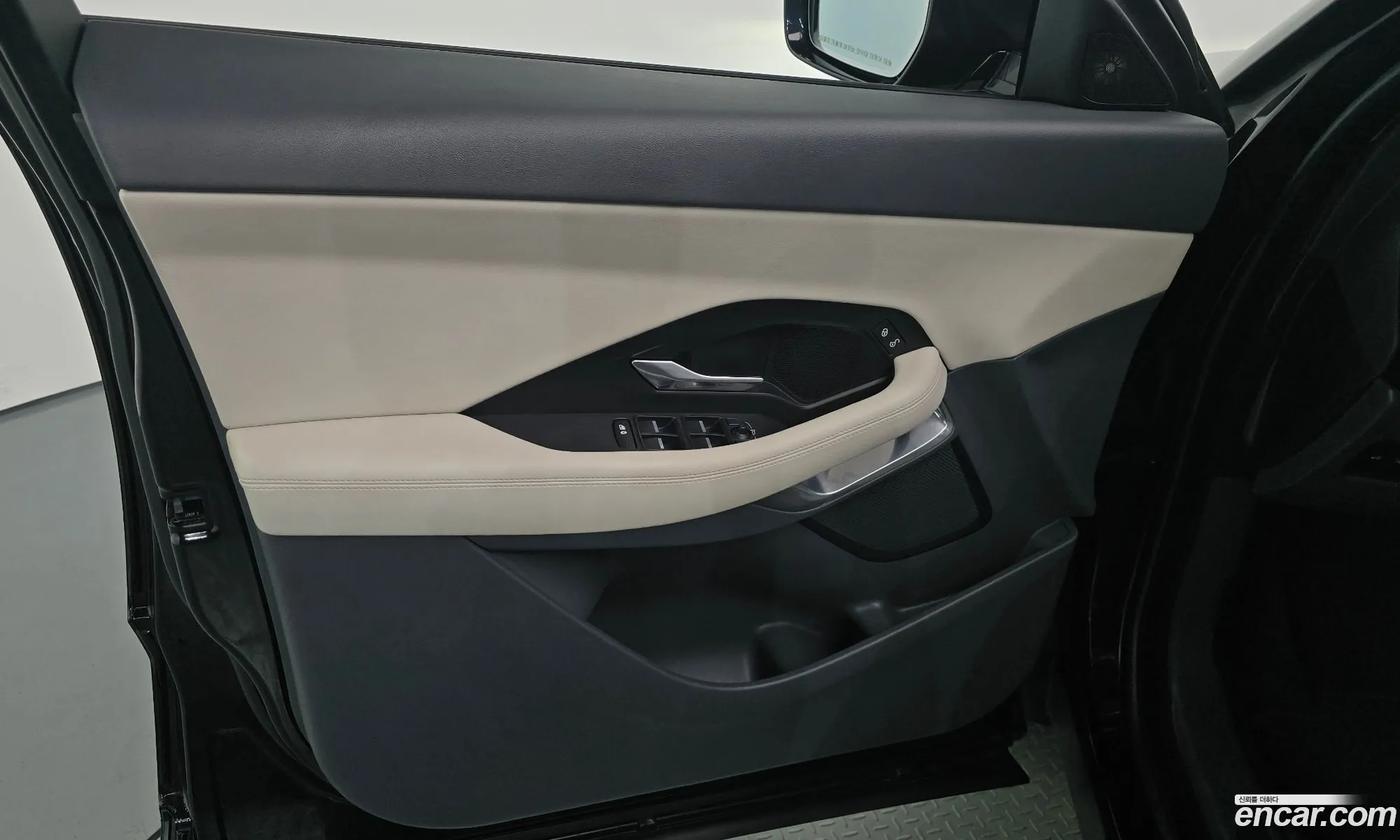 Jaguar E-Pace 2018 SADFA2BX0J1Z29215 — 17