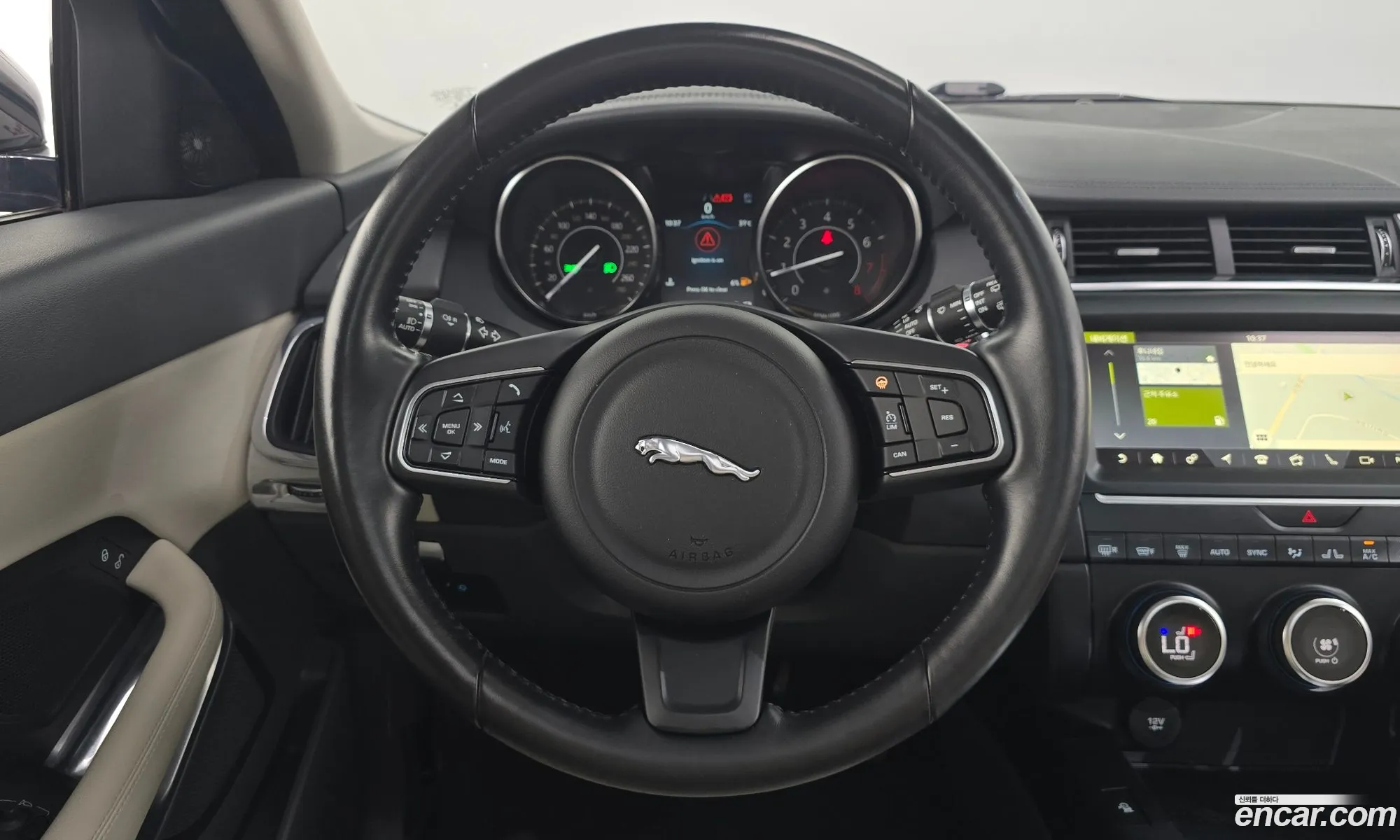 Jaguar E-Pace 2018 SADFA2BX0J1Z29215 — 26