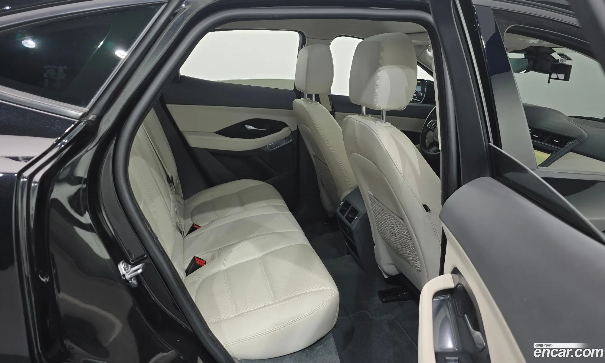 Jaguar E-Pace 2018 SADFA2BX0J1Z29215 — 29