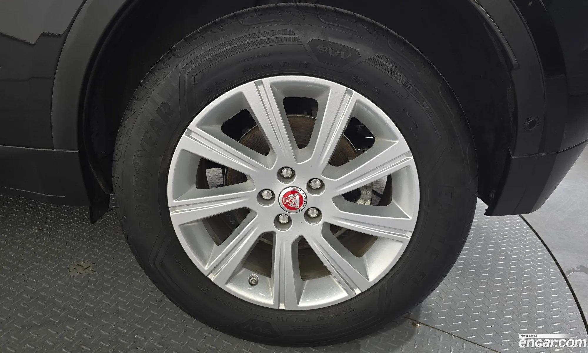 Jaguar E-Pace 2018 SADFA2BX0J1Z29215 — 4