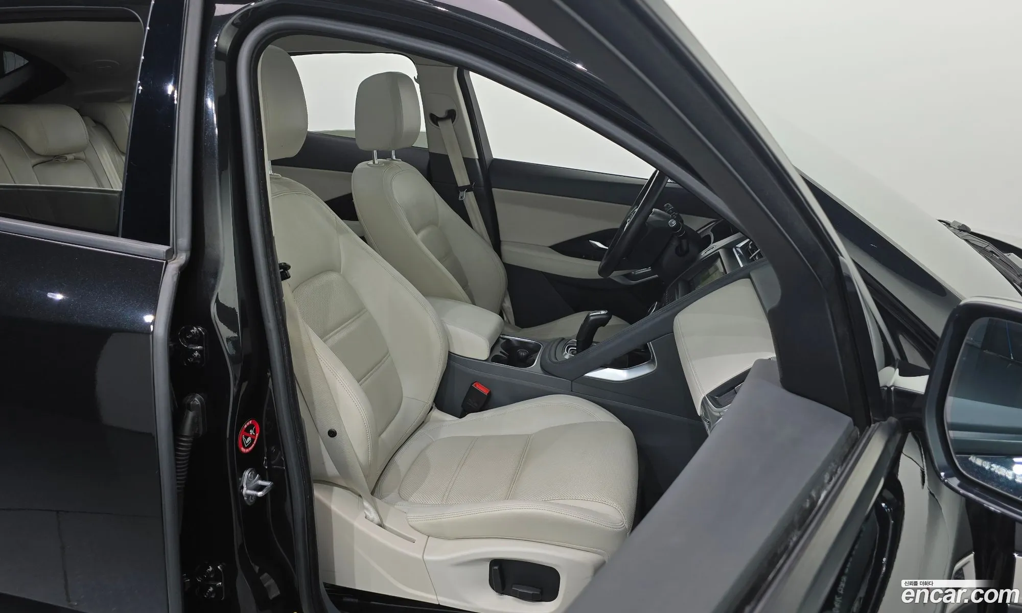 Jaguar E-Pace 2018 SADFA2BX0J1Z29215 — 28