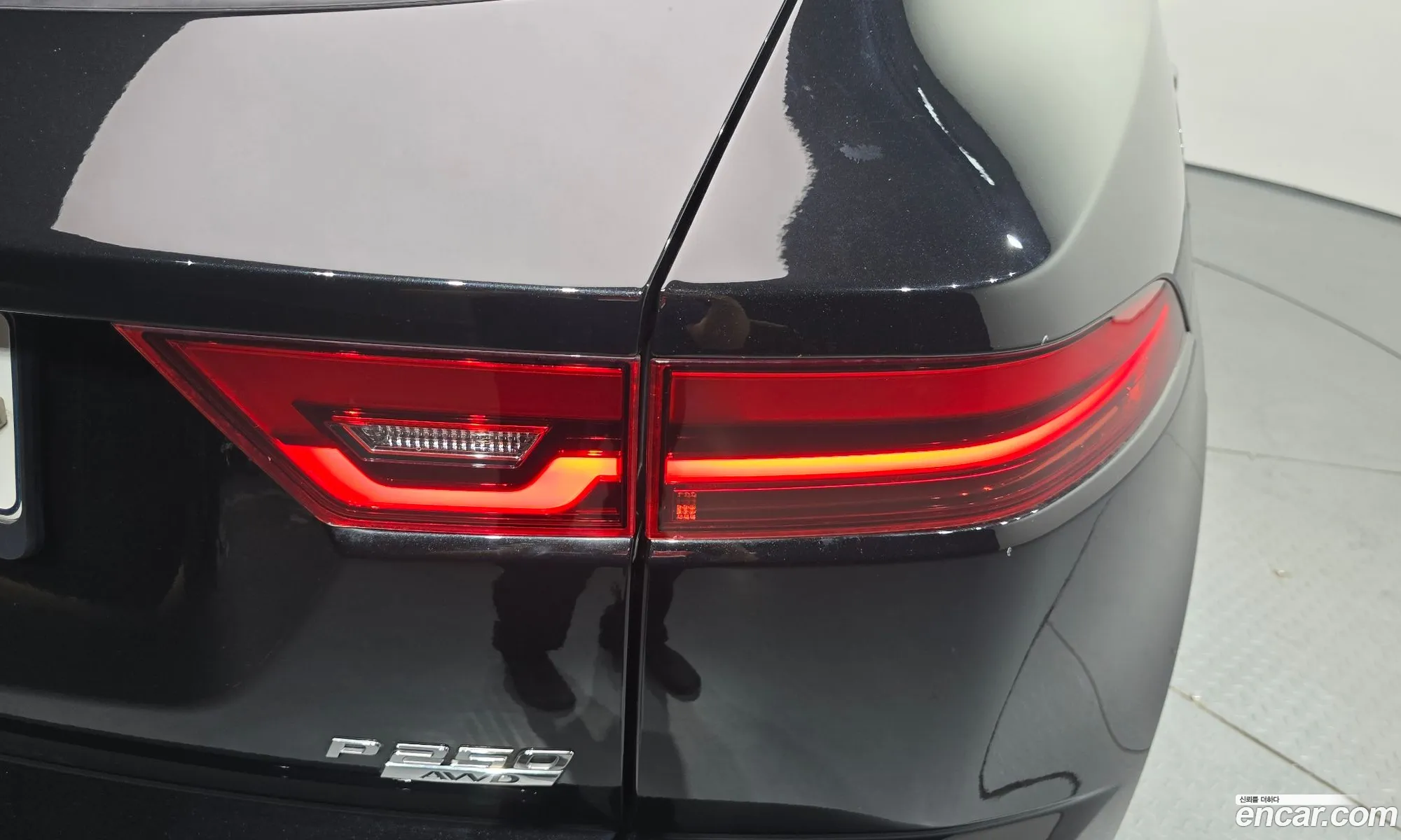 Jaguar E-Pace 2018 SADFA2BX0J1Z29215 — 32
