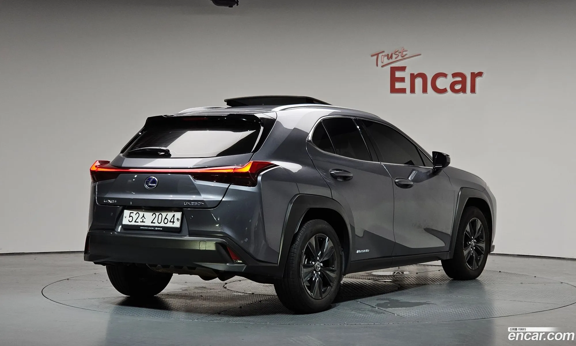 Lexus UX250h 2019 — 17