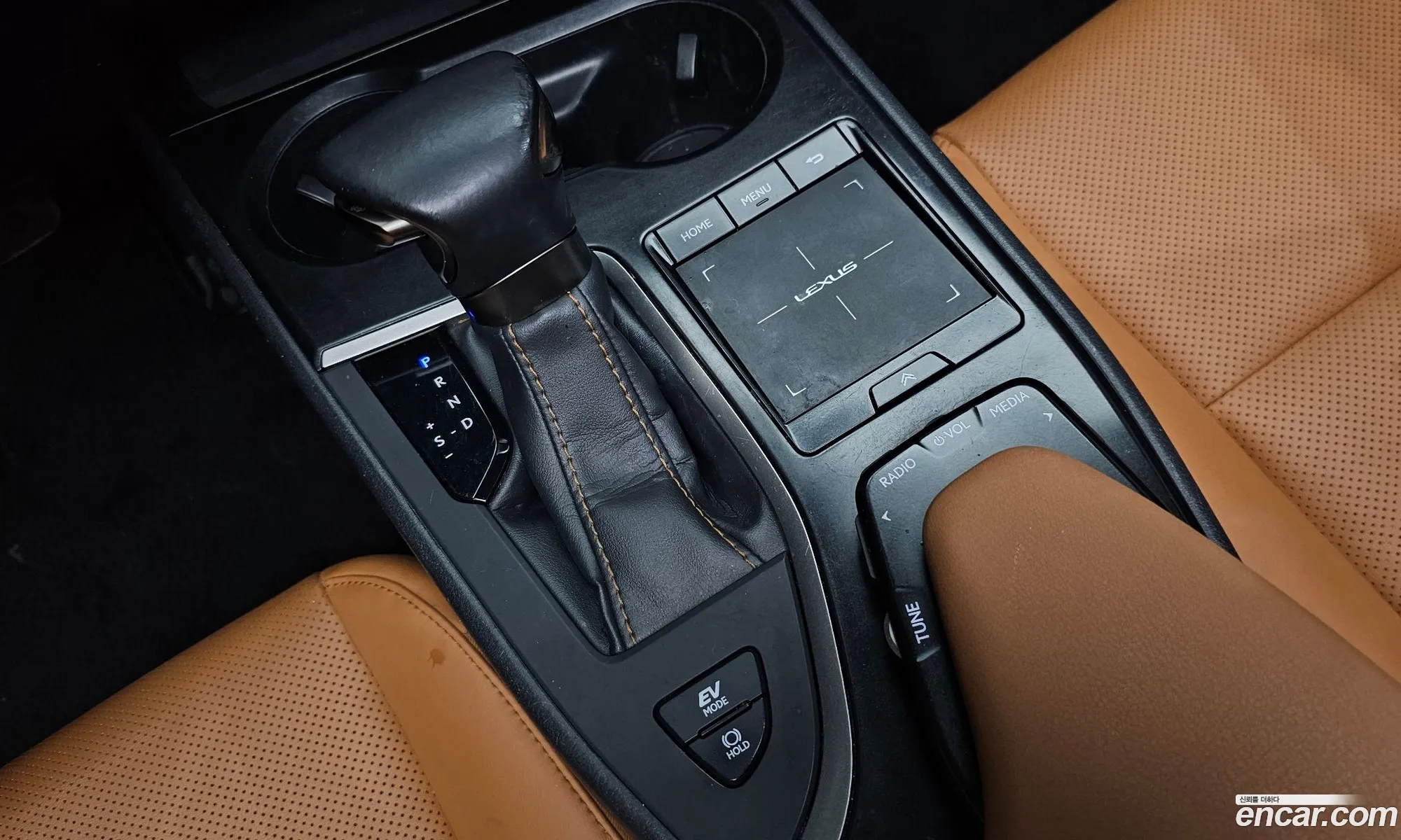 Lexus UX250h 2019 — 32