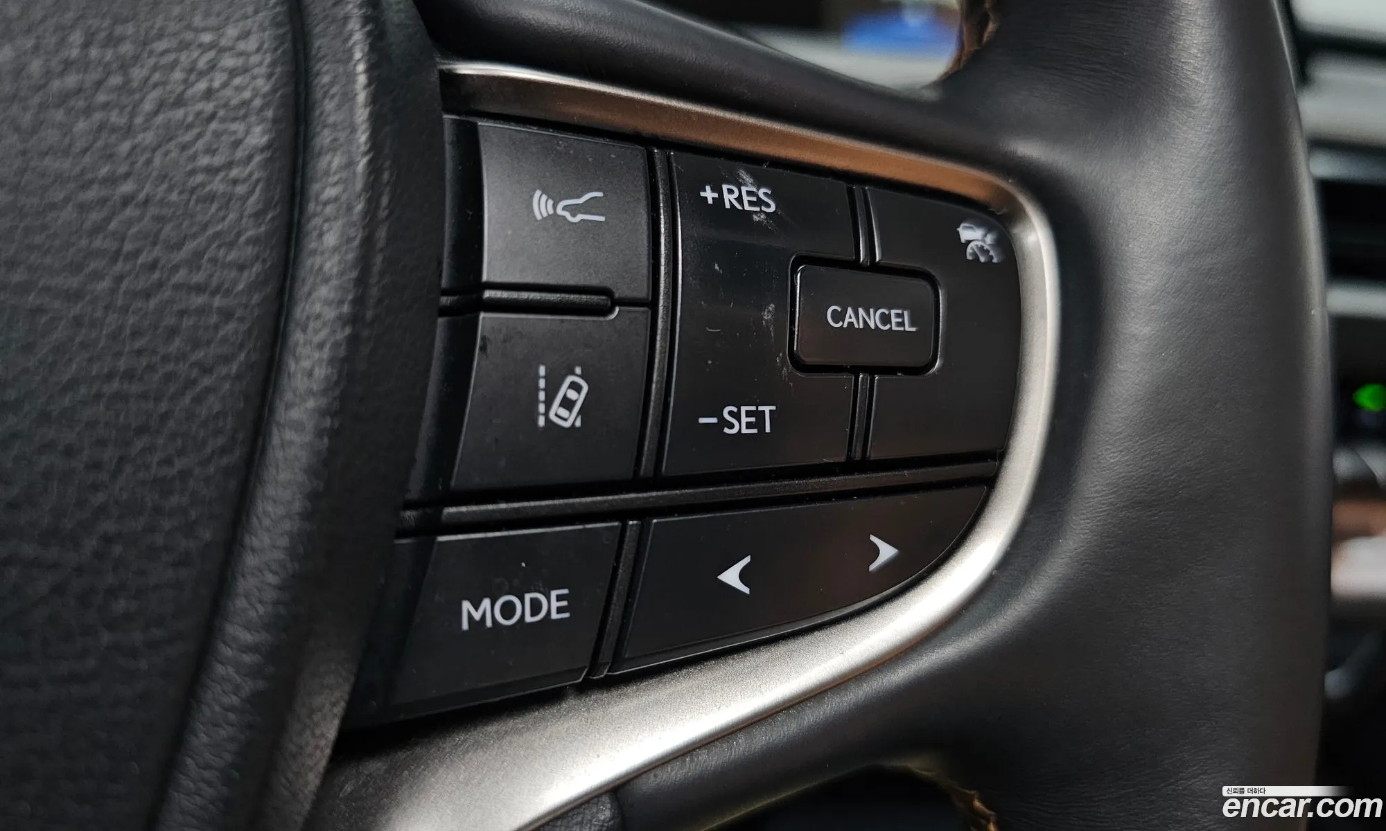 Lexus UX250h 2019 — 14
