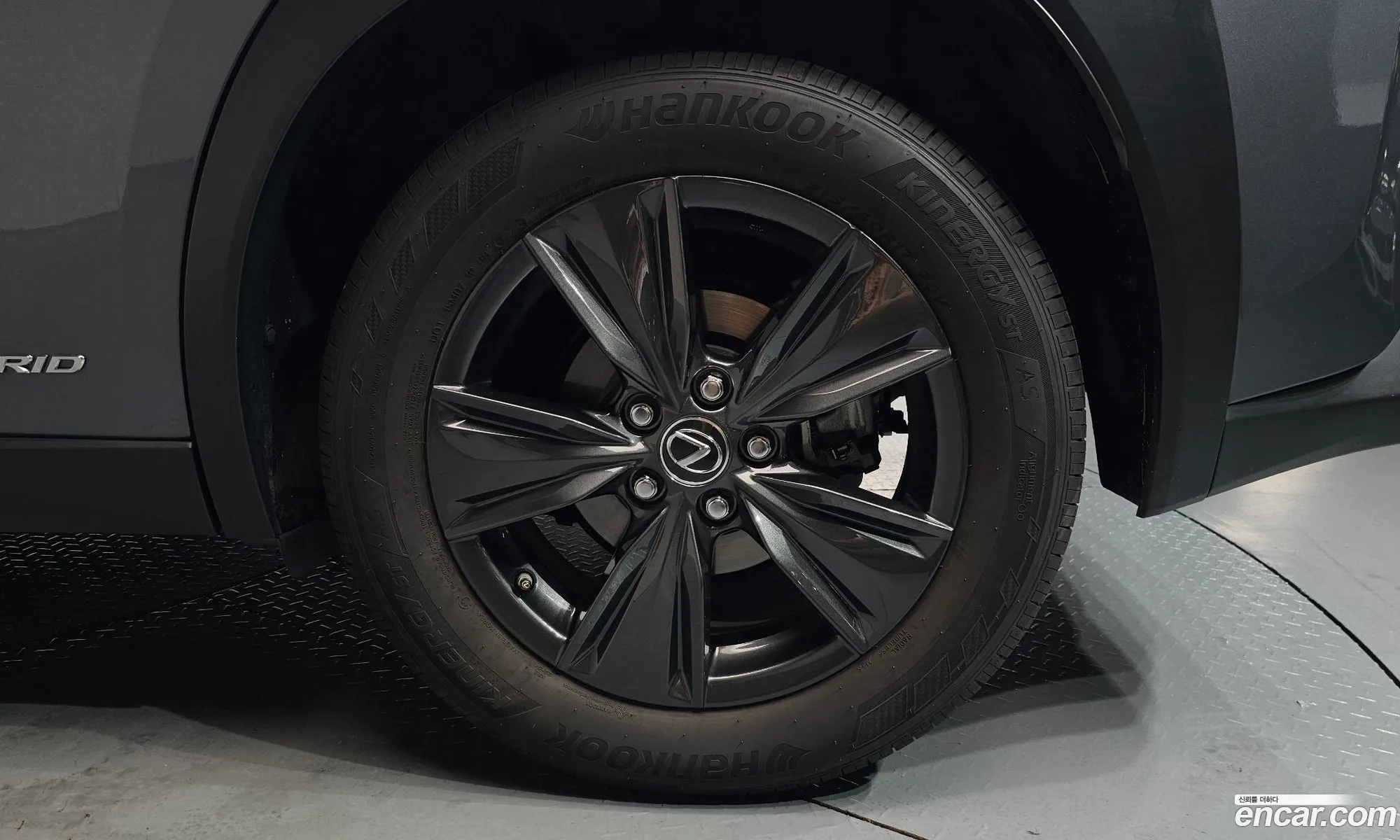 Lexus UX250h 2019 — 29