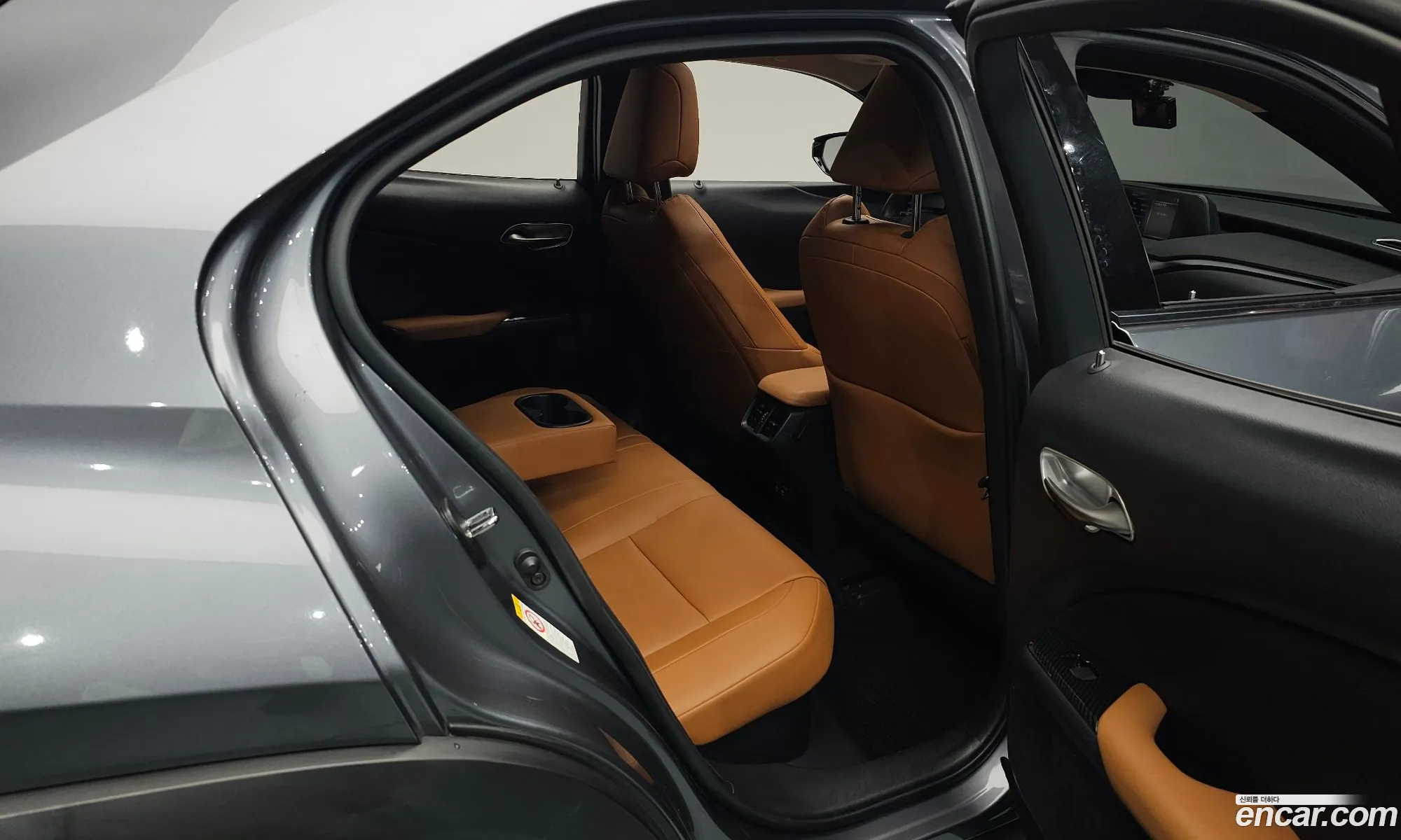 Lexus UX250h 2019 — 18