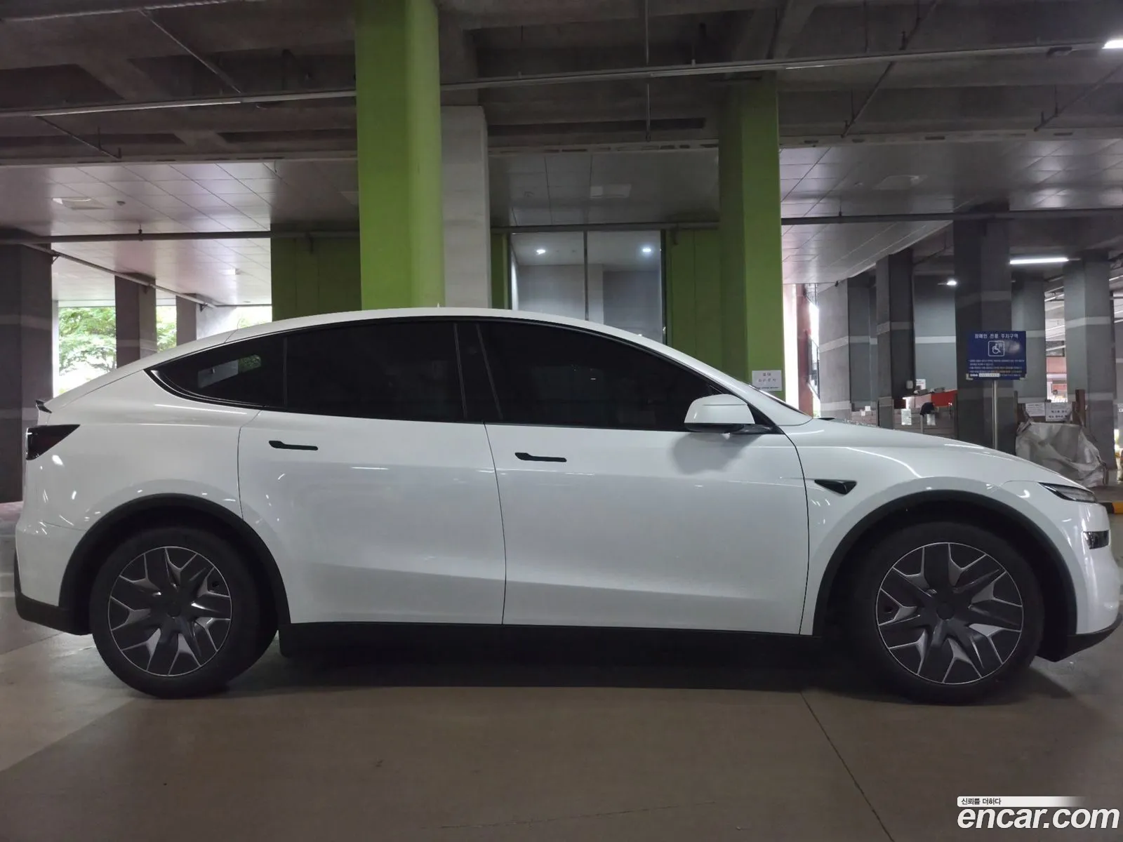 Tesla Model Y 2026 — 9