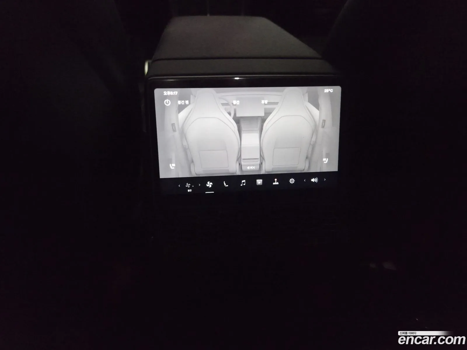Tesla Model Y 2026 — 16