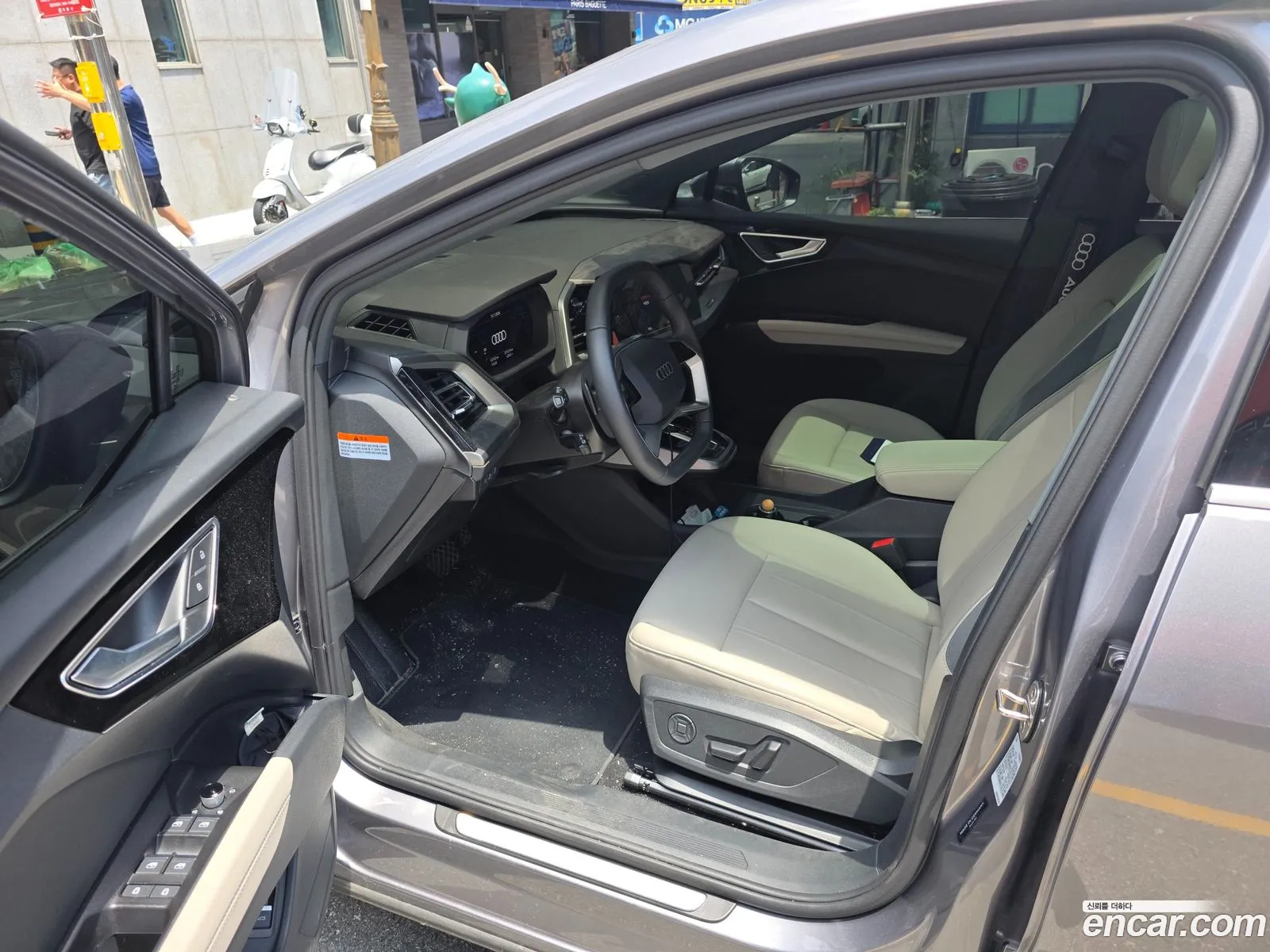 Audi Q4 e-tron 2025 — 8