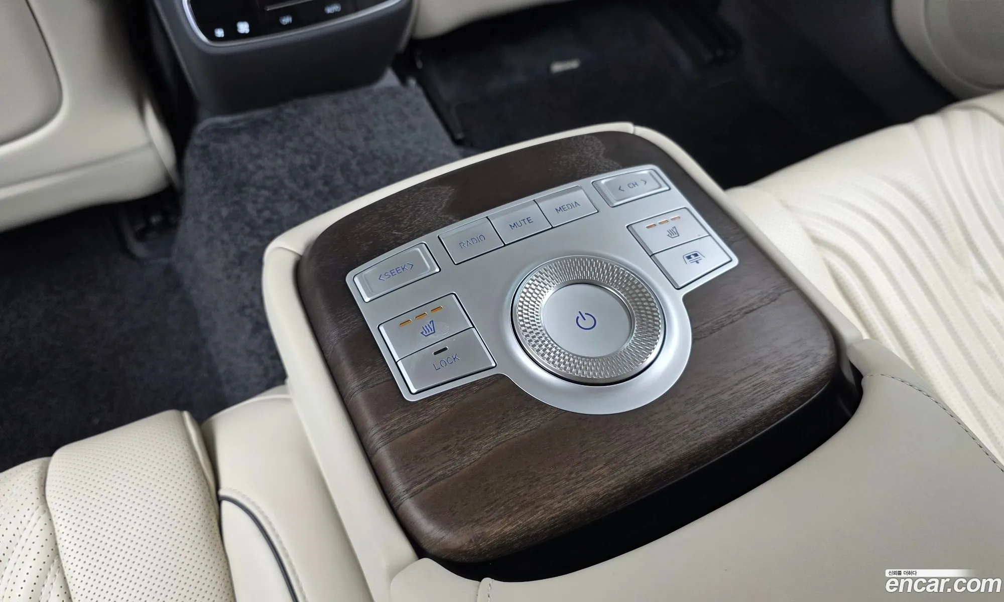 Genesis G80 2020 KMTGB41CBMU050114 — 32