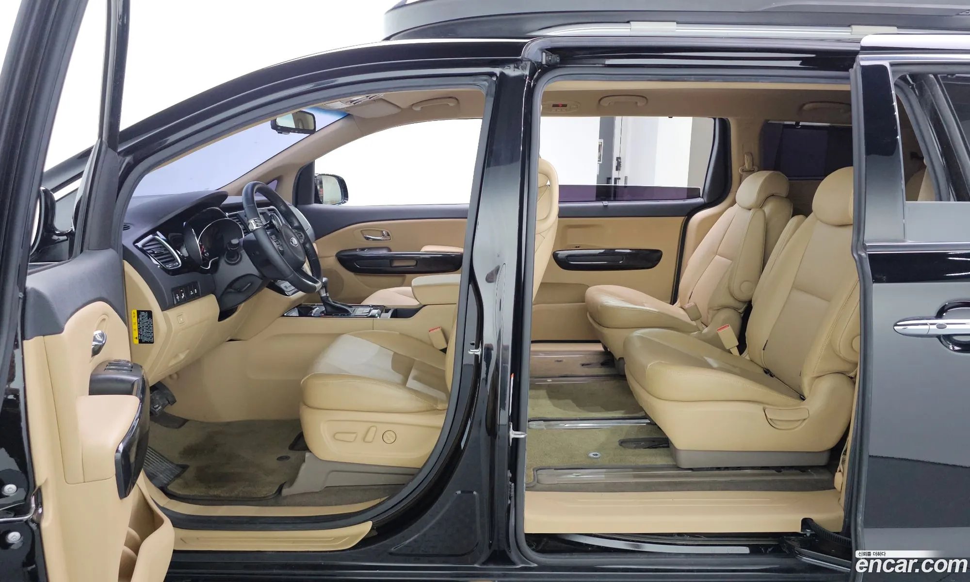Kia Carnival 2017 KNAMC81ABJS398098 — 9