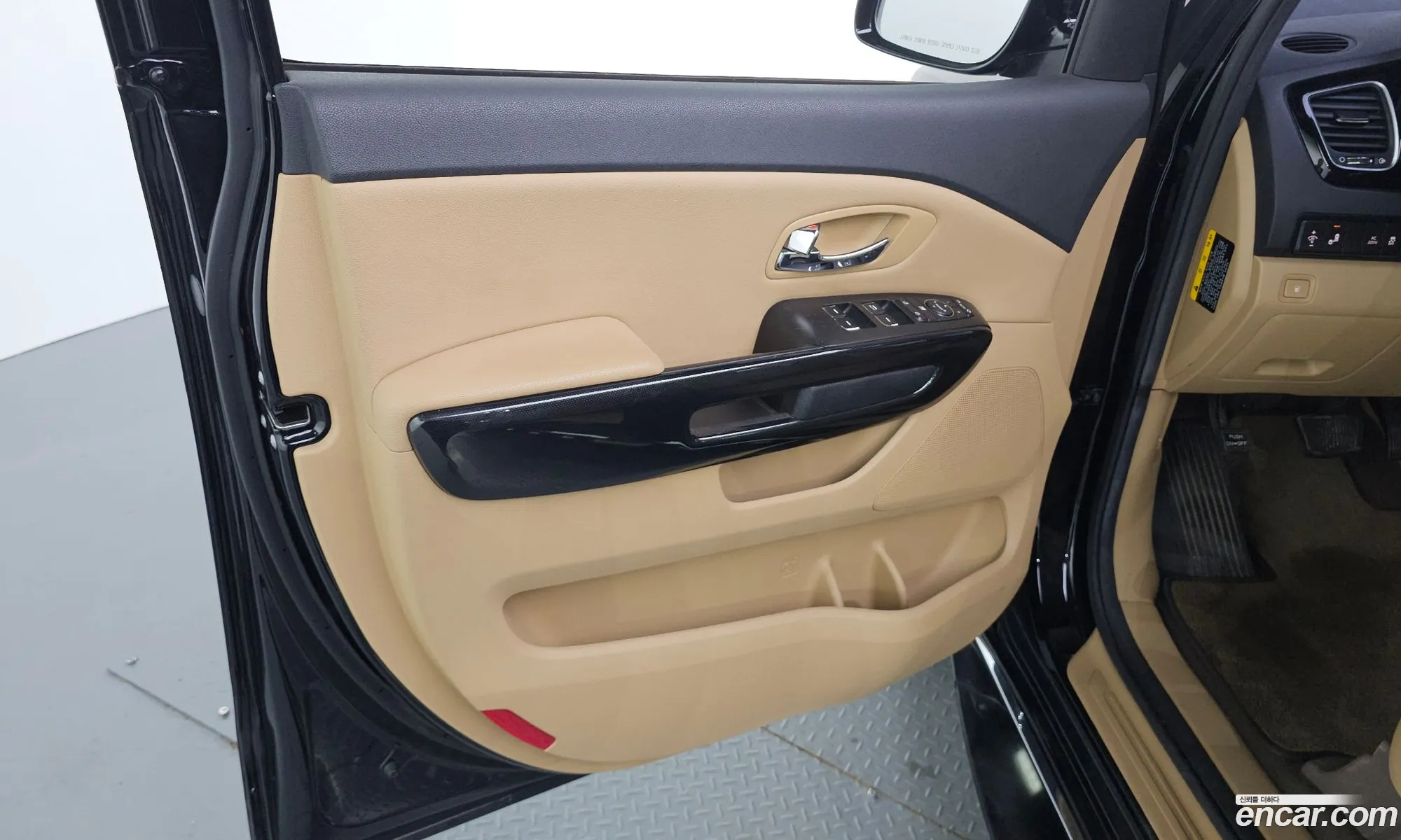 Kia Carnival 2017 KNAMC81ABJS398098 — 4