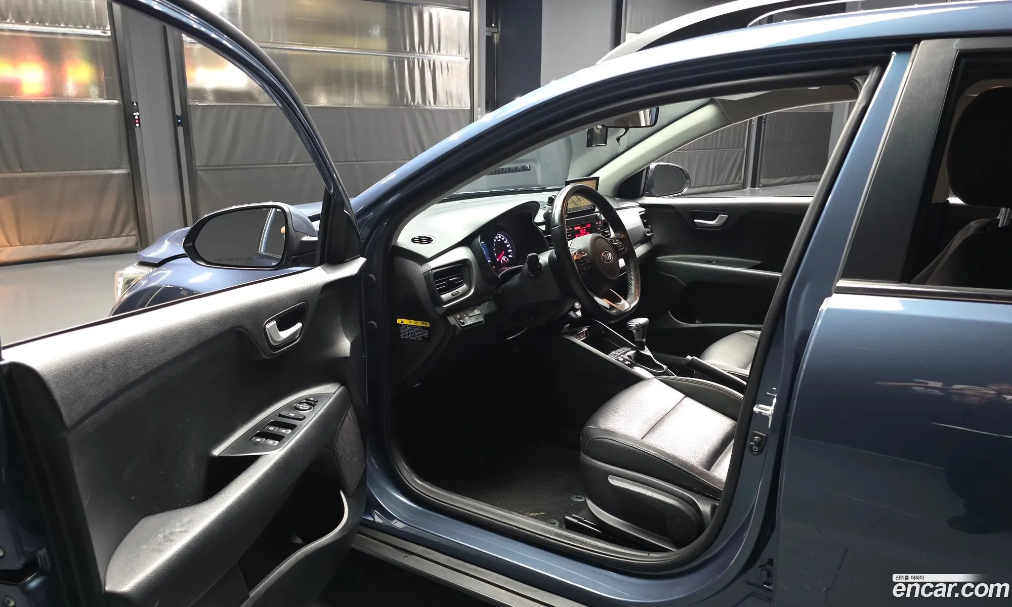 Kia Stonic 2018 KNADC815GJS152224 — 3
