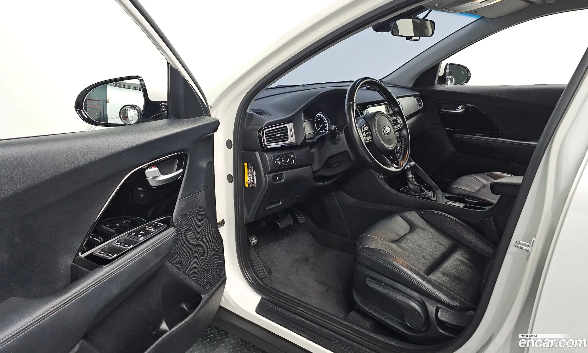 Kia Niro 2017 KNACB81CGHA057597 — 28