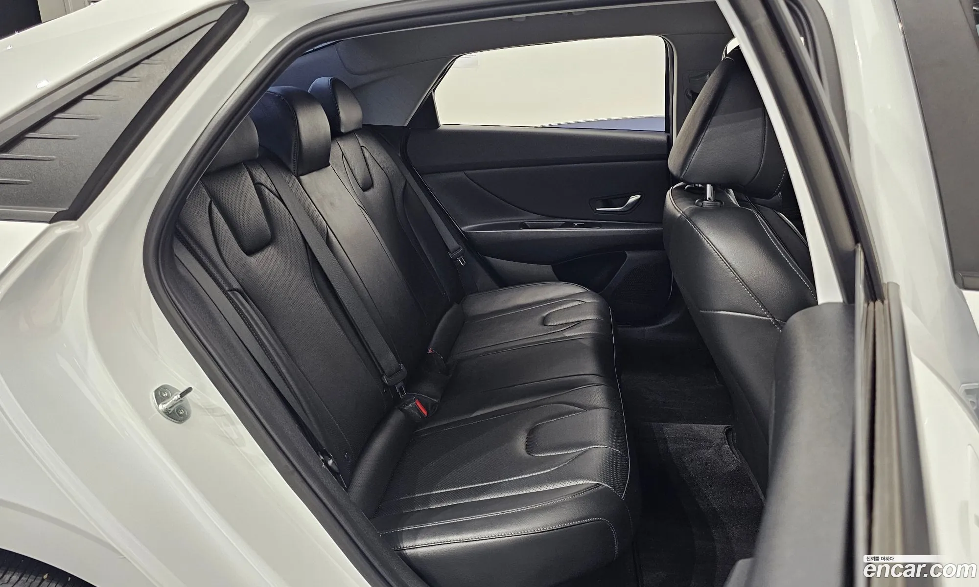 Hyundai Elantra Hybrid 2023 — 21