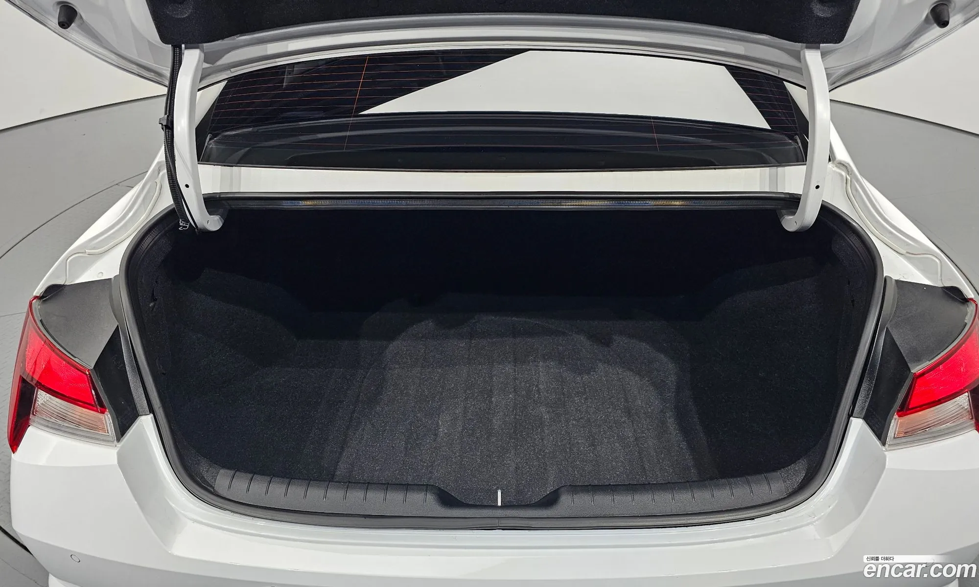 Hyundai Elantra Hybrid 2023 — 16