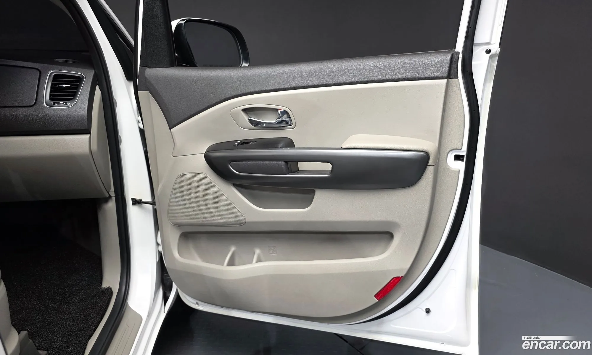 Kia Carnival 2018 KNAMB81ABJS428494 — 2