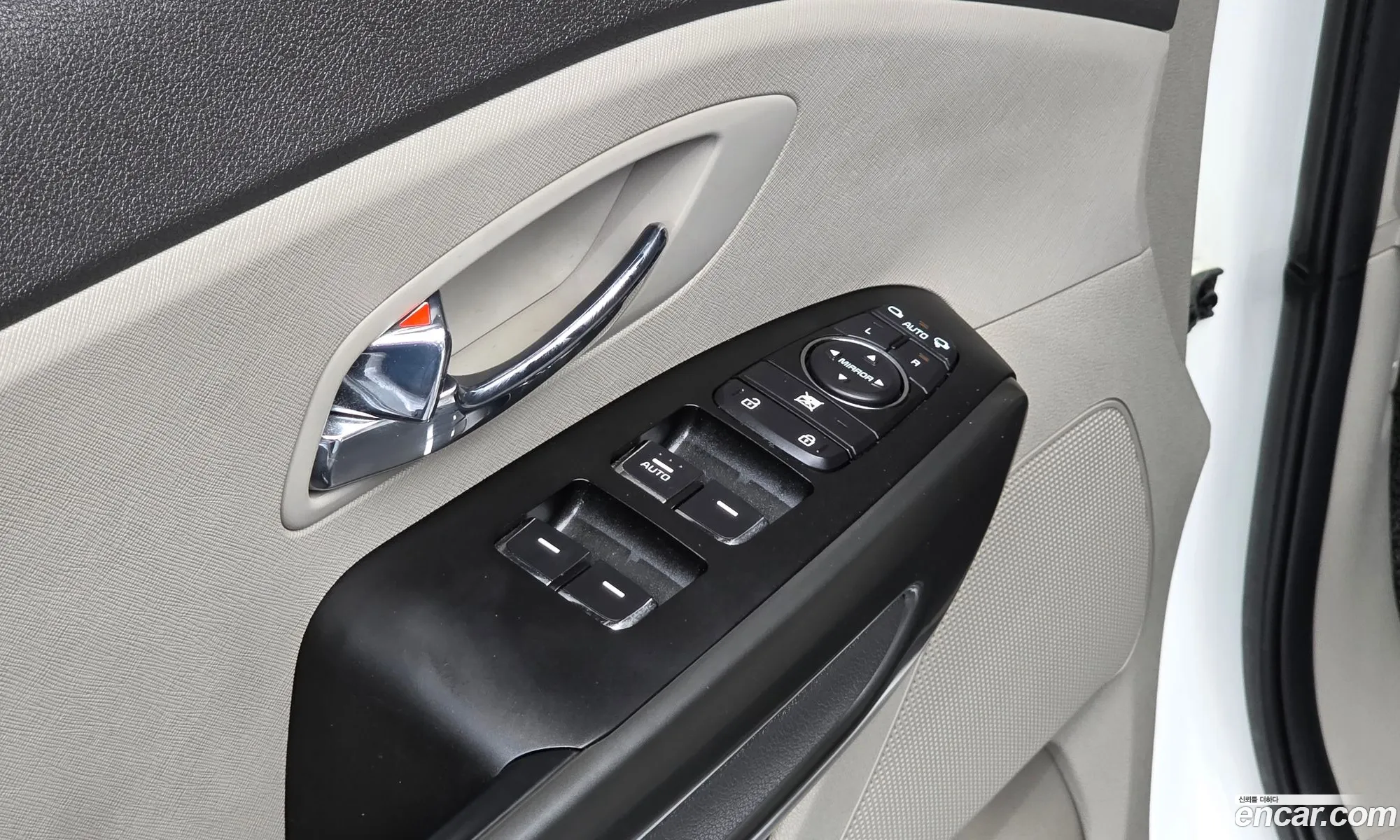 Kia Carnival 2018 KNAMB81ABJS428494 — 10