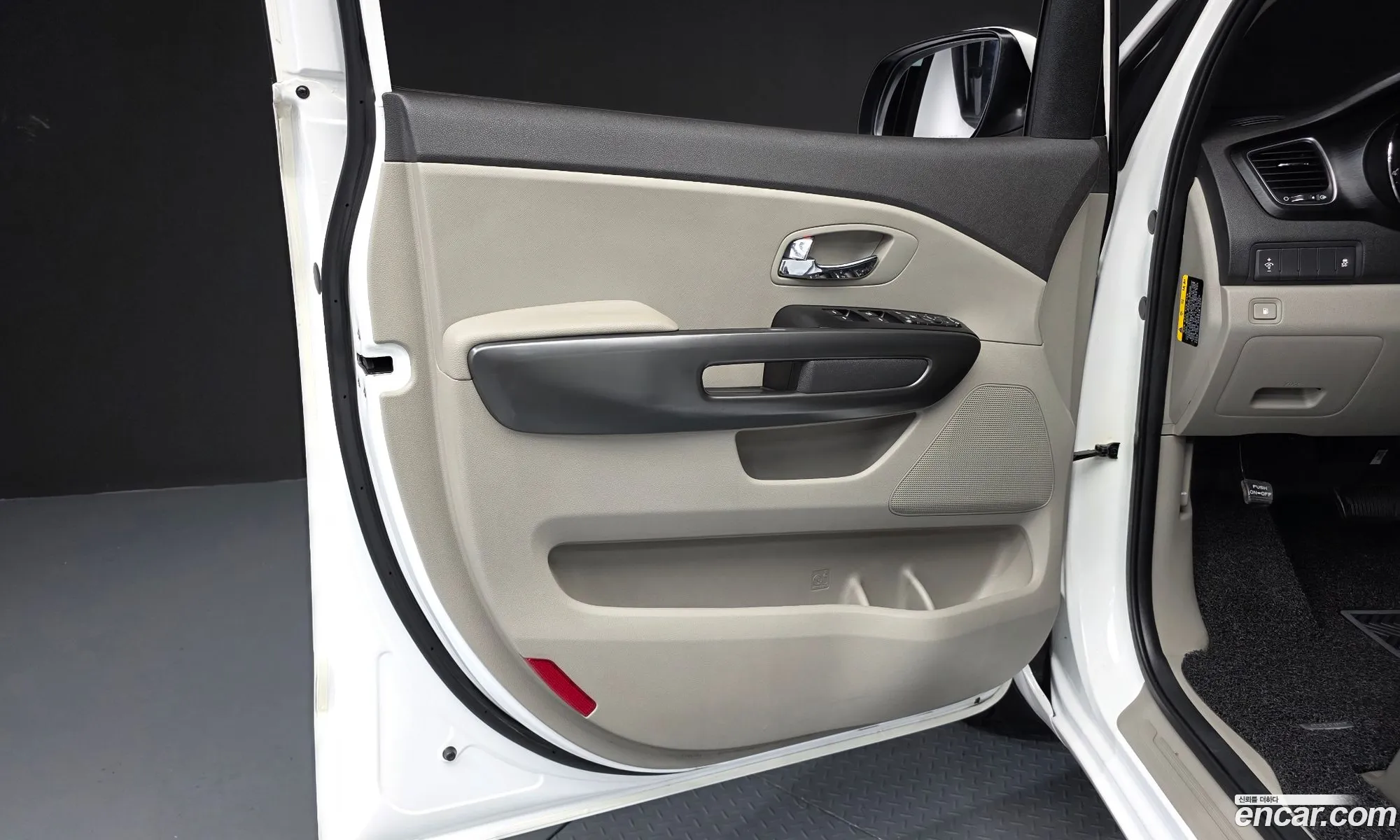 Kia Carnival 2018 KNAMB81ABJS428494 — 12