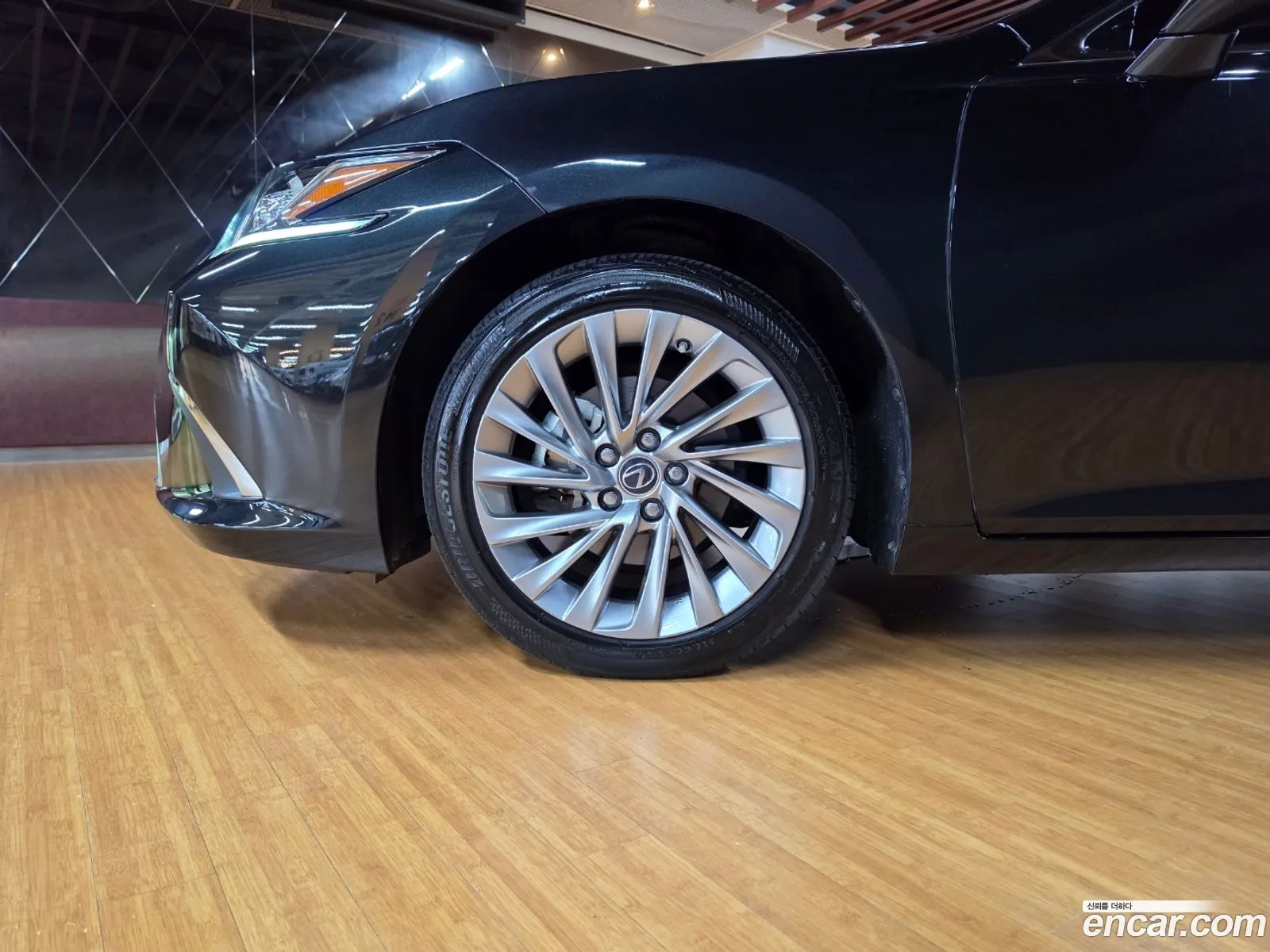 Lexus ES300h 7th Gen 2023 — 3