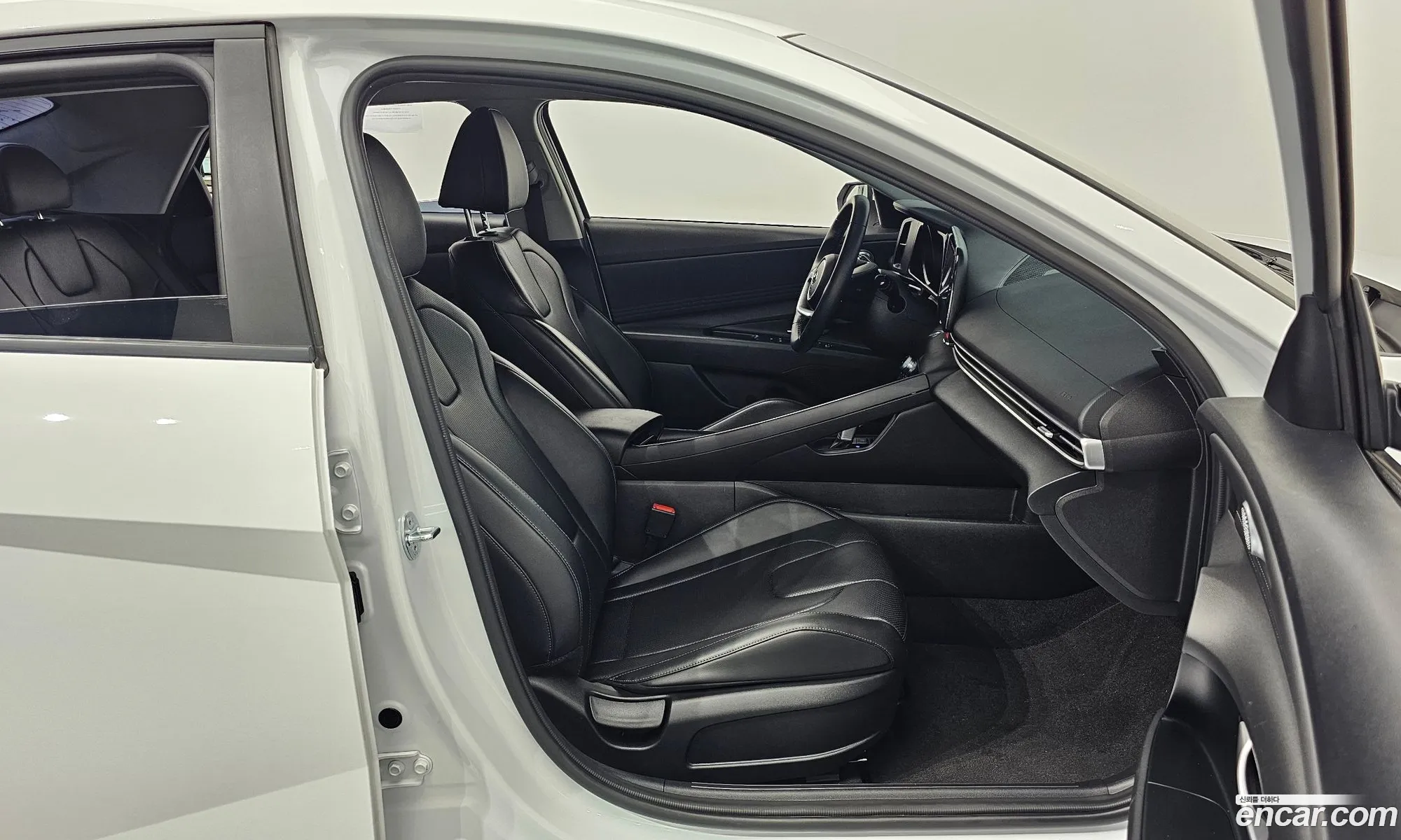 Hyundai Elantra Hybrid 2023 — 17