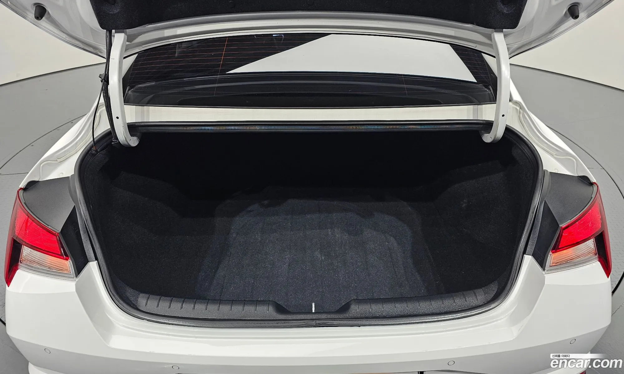 Hyundai Elantra Hybrid 2023 — 3