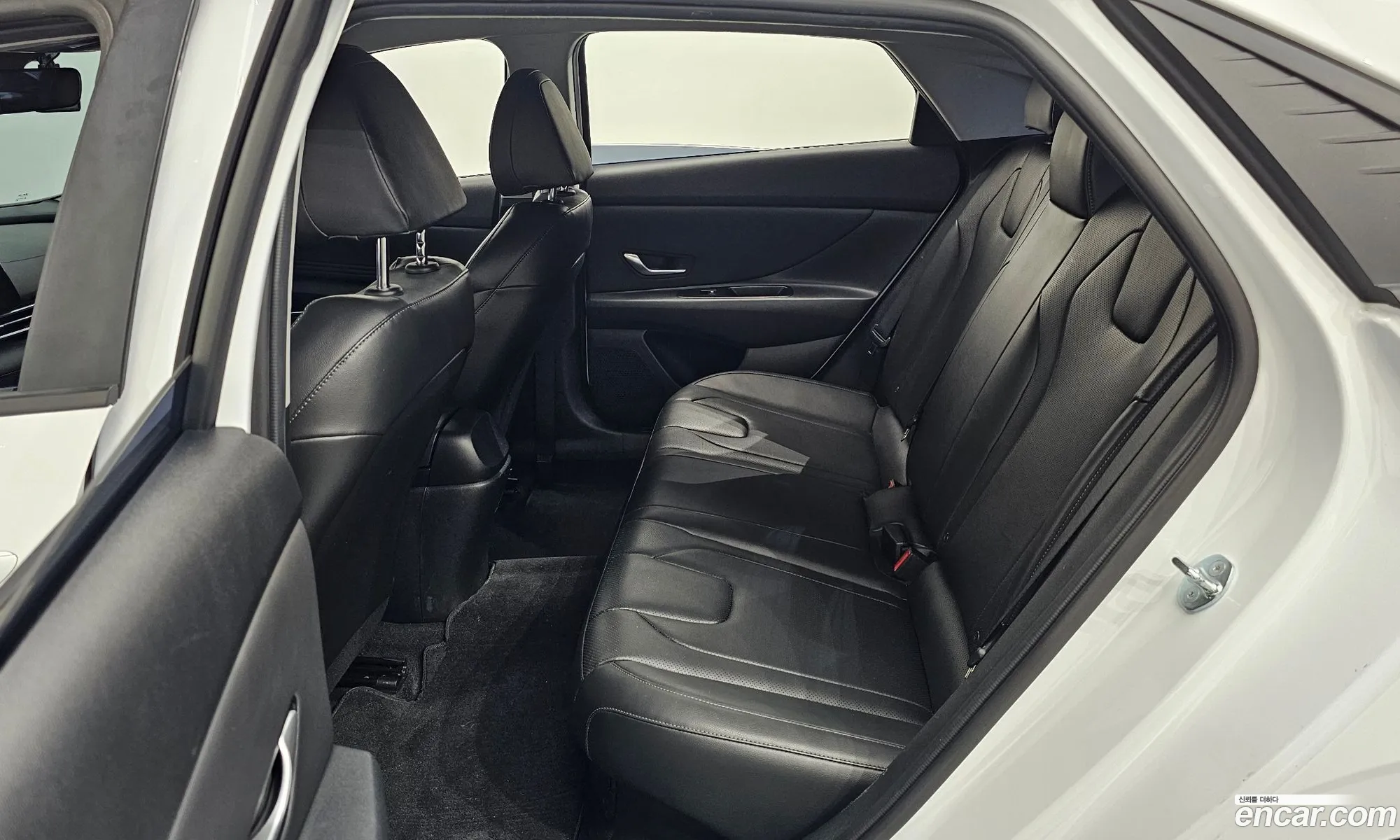 Hyundai Elantra Hybrid 2023 — 12