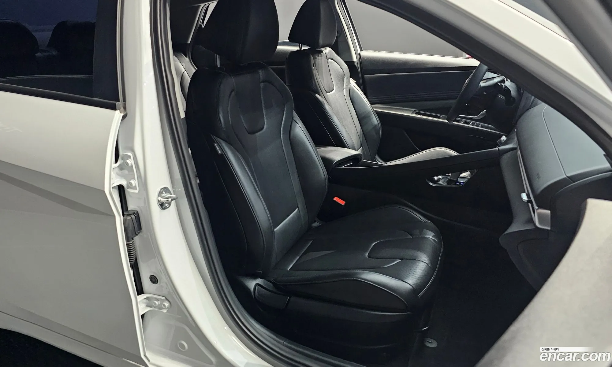 Hyundai Elantra Hybrid 2023 — 26