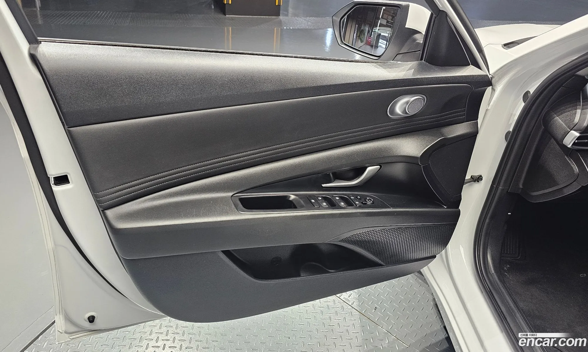 Hyundai Elantra Hybrid 2023 — 21
