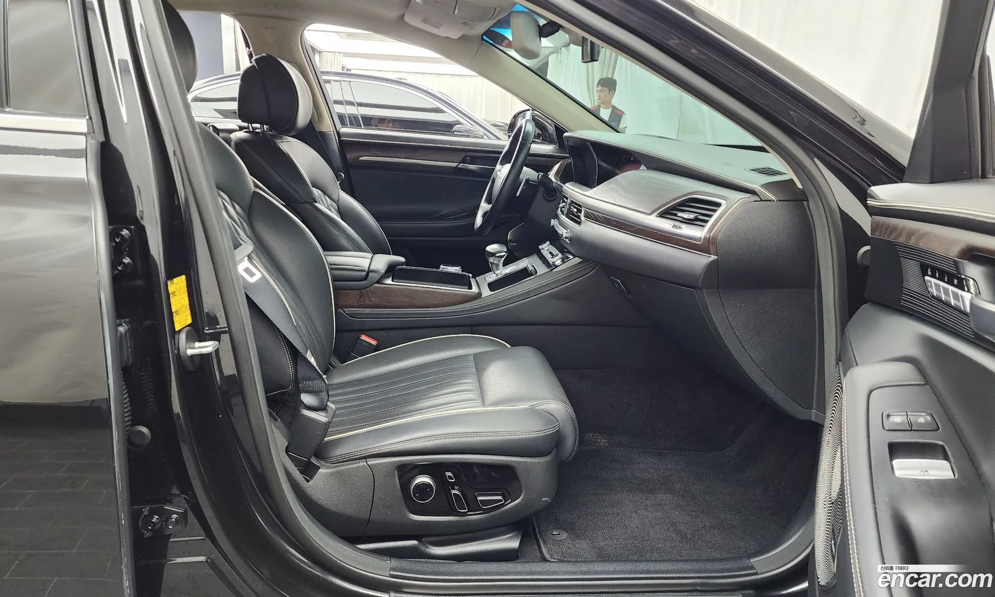 Genesis G90 2019 KMHG541HDKU070055 — 9