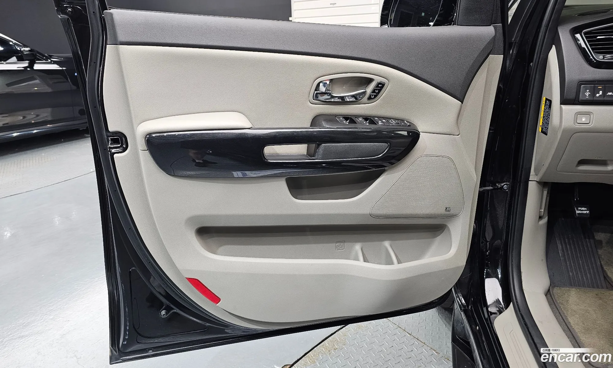 Kia Carnival 2017 KNAME81ABJS403753 — 17