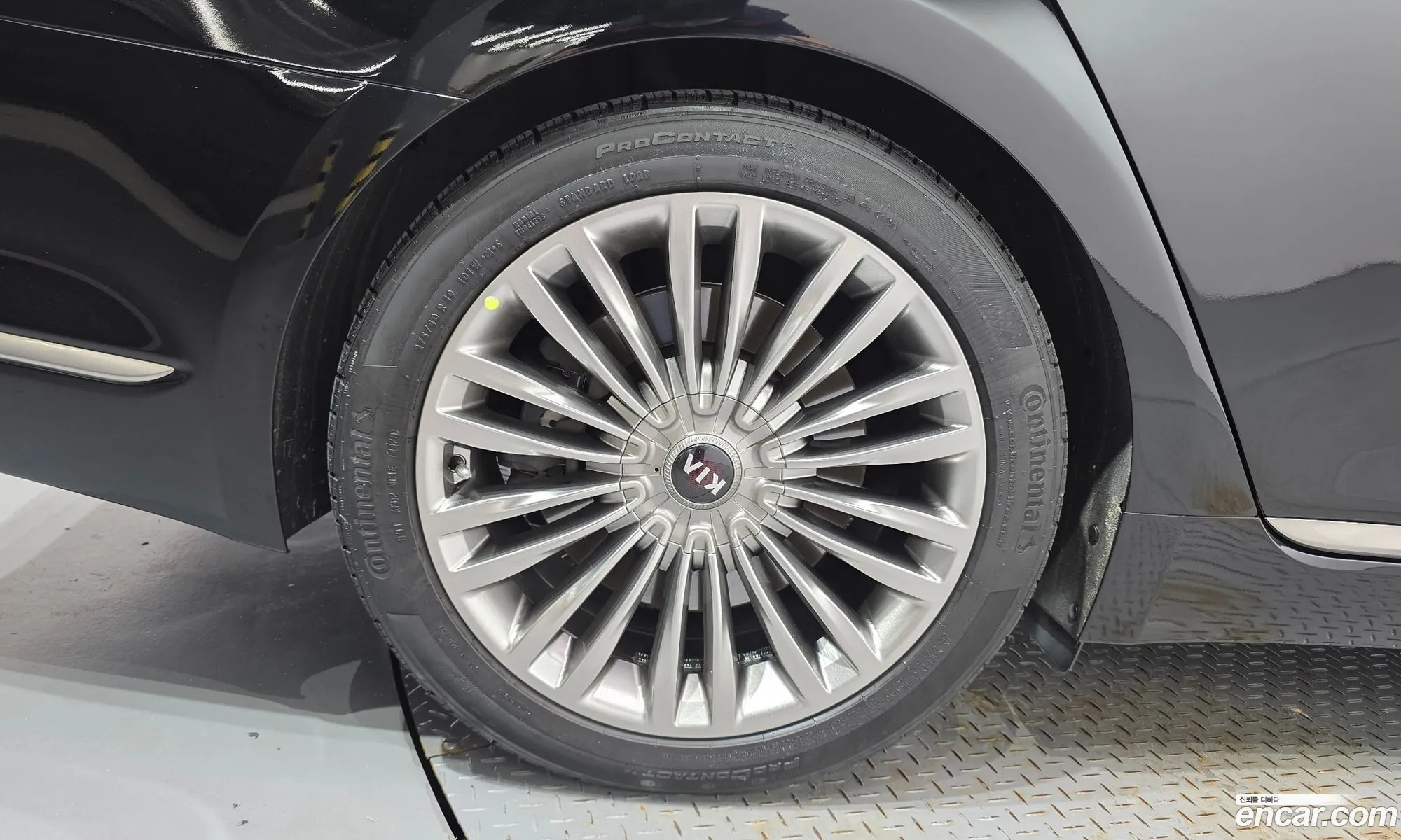 Kia The K9 2018 KNAS2418DKS004679 — 13