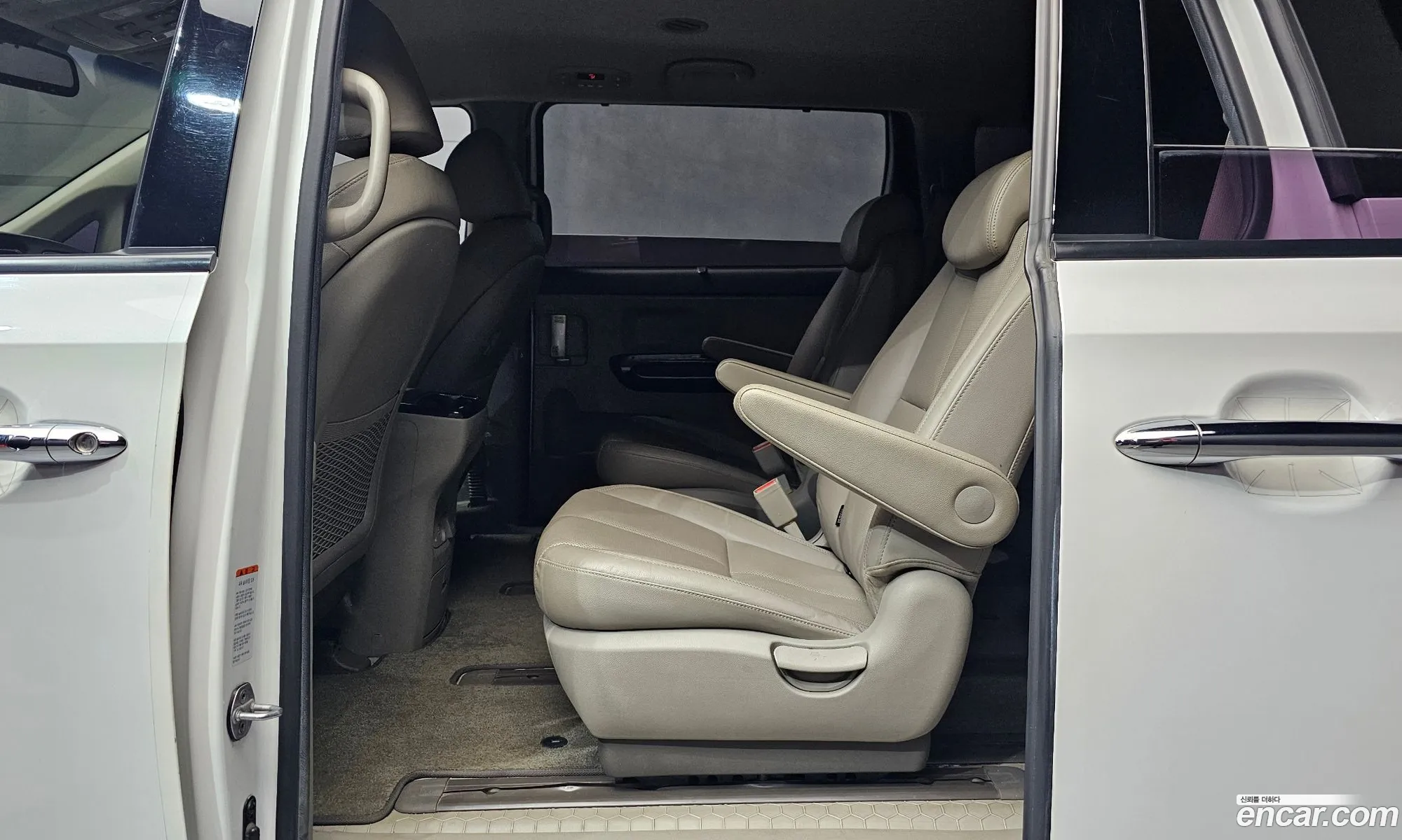 Kia Carnival 2017 KNAME81ABJS402036 — 5
