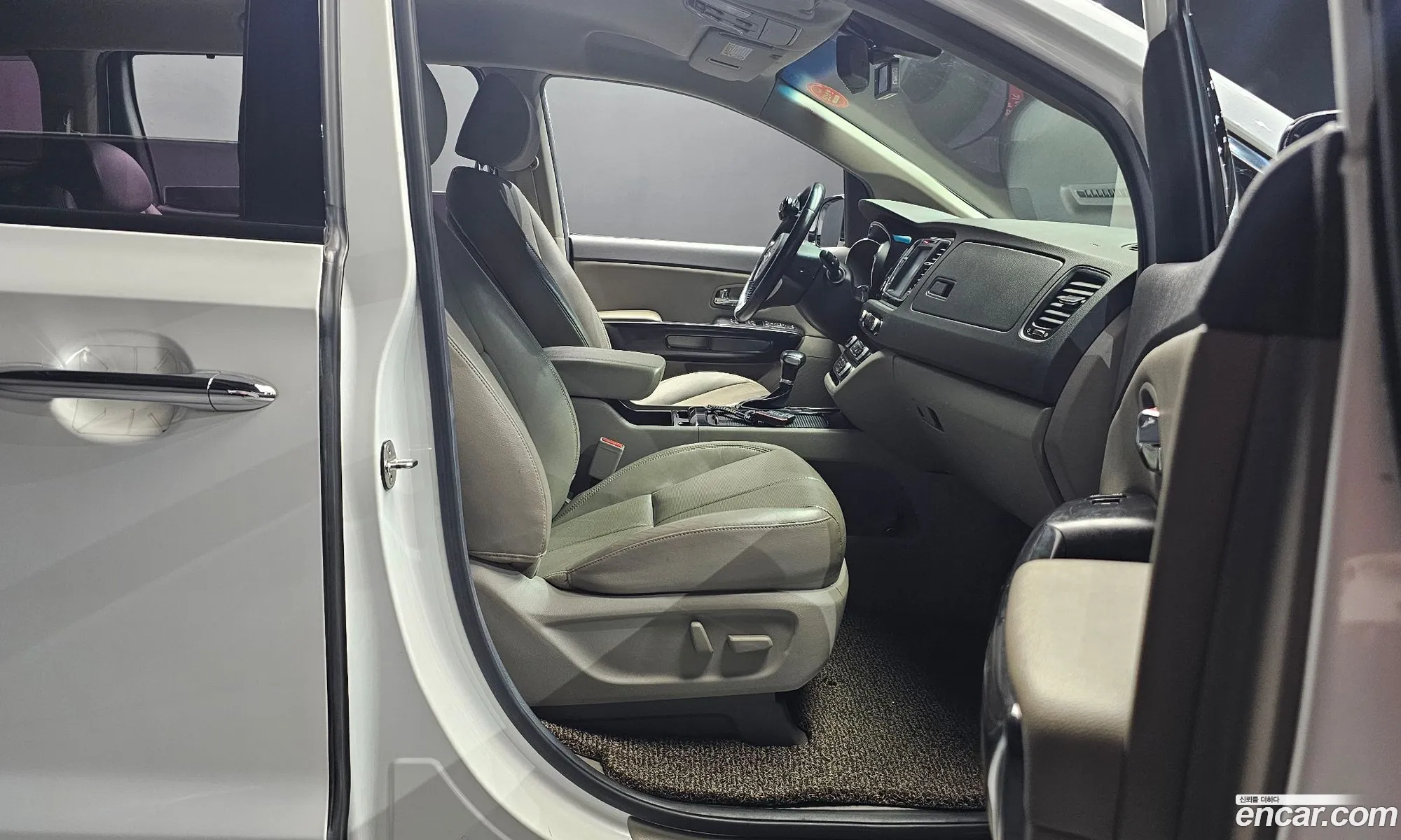 Kia Carnival 2017 KNAME81ABJS402036 — 19
