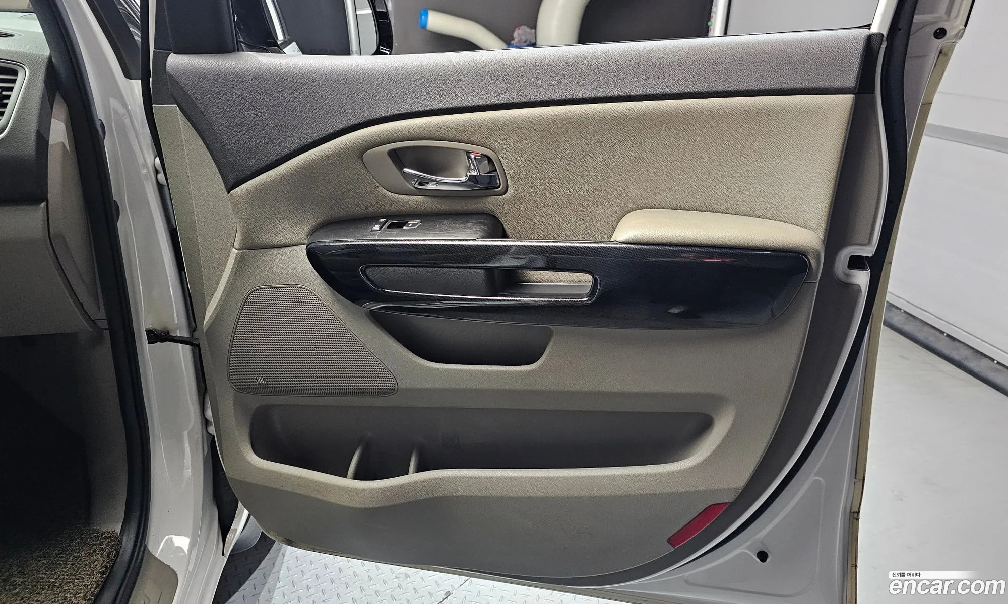 Kia Carnival 2017 KNAME81ABJS402036 — 17