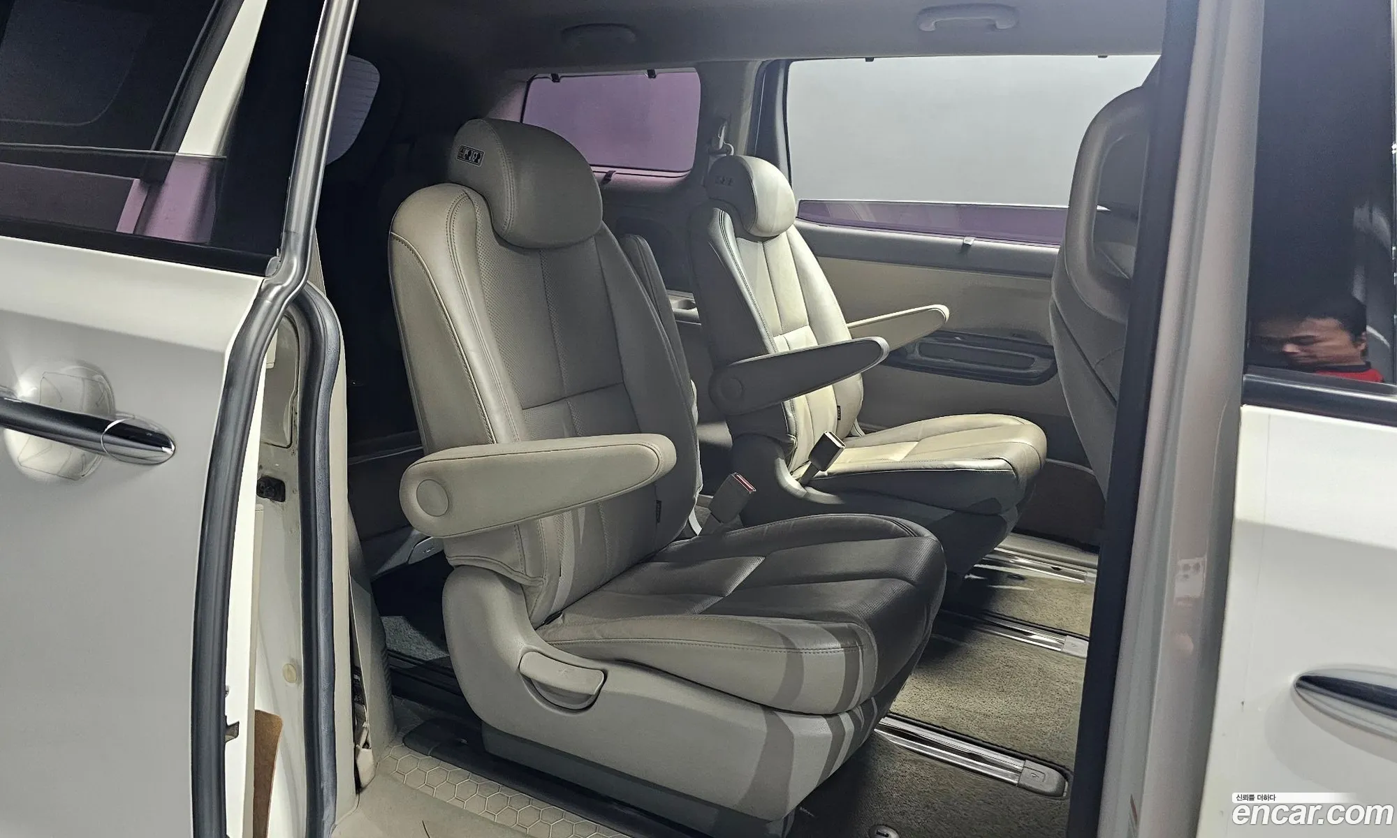 Kia Carnival 2017 KNAME81ABJS402036 — 4