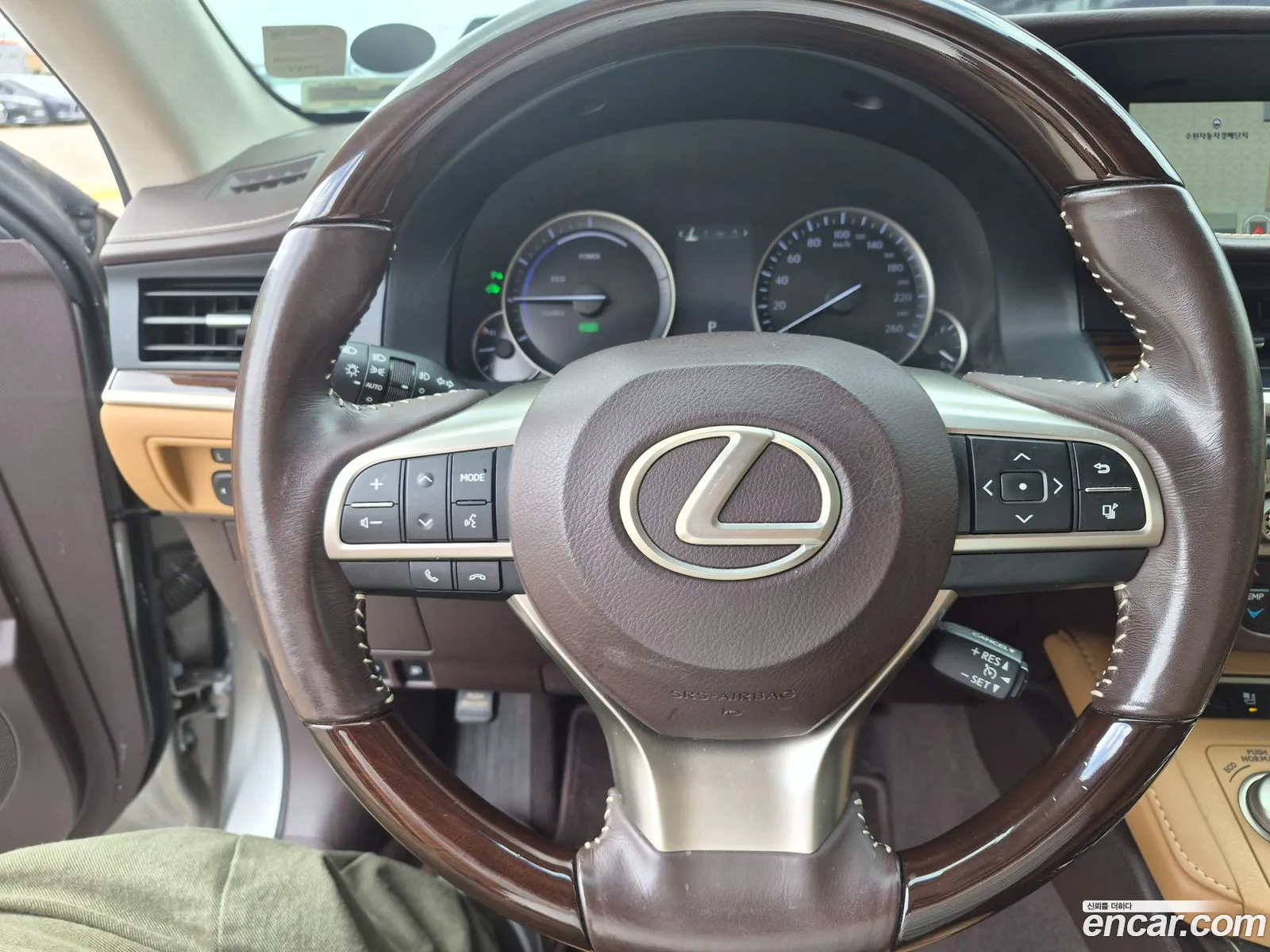 Lexus ES300h 2017 — 10