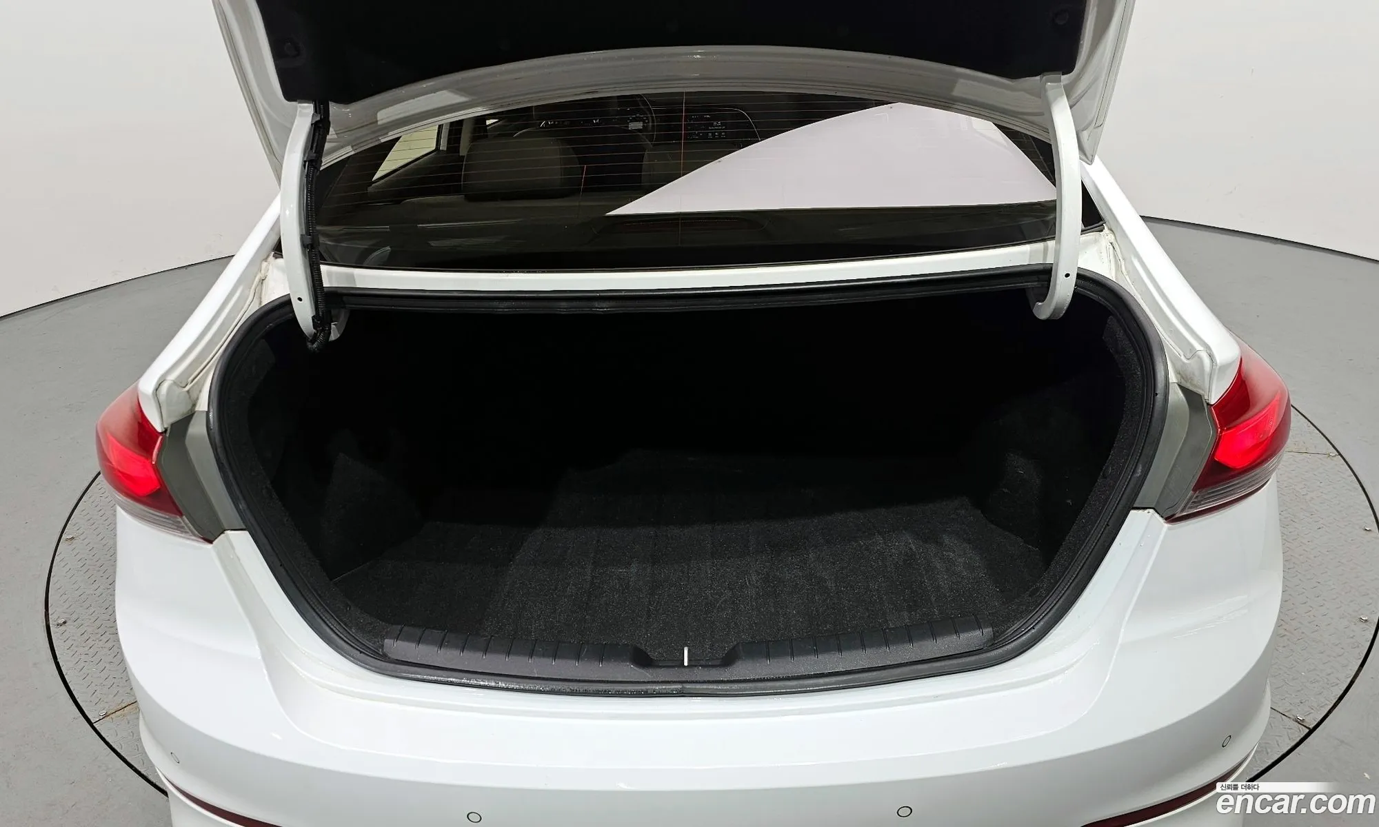 Hyundai Elantra AD 2016 — 28